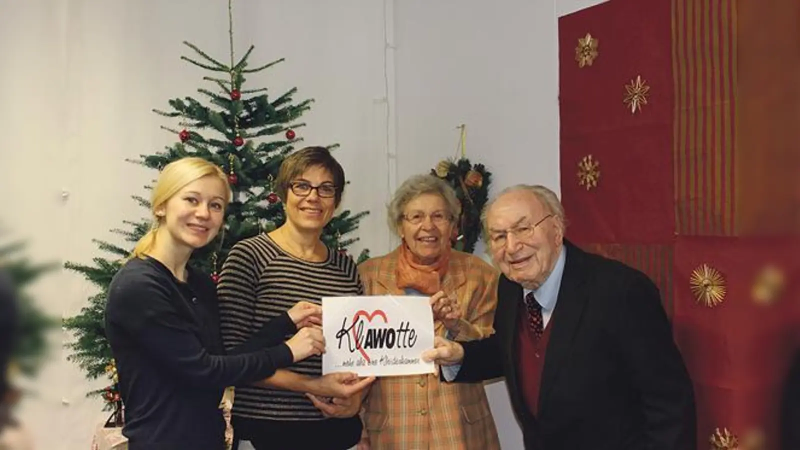 Ulrike Konrads (2.v.l),  Leitung der Klawotte Ottobrunn, übernimmt die Kosten für das Stipendium von Katja A.. Sie ist Stipendiatin der von Georg und Monika Bauer gegründeten gemeinnützigen Gesellschaft Solidaris.	 (Foto: Privat)