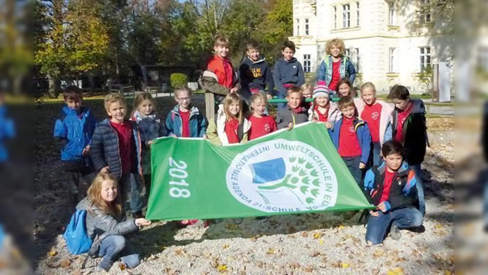 Stolz präsentierten die Kinder die neue Fahne.	 (Foto: Gesine Clotz)