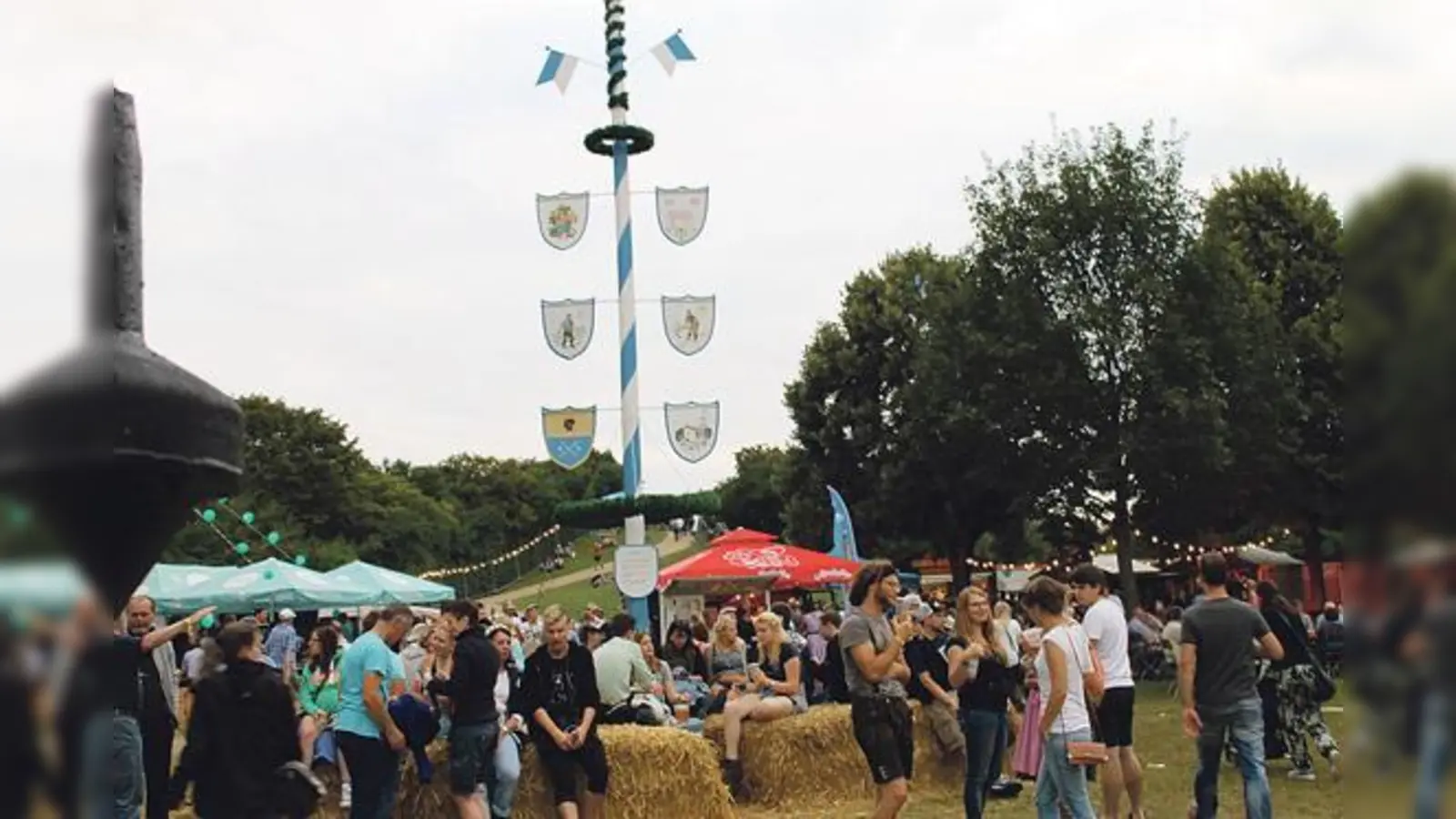 Für die Pause zwischendurch standen an allen Ecken Strohballen bereit.	 (Foto: Christine Henze)