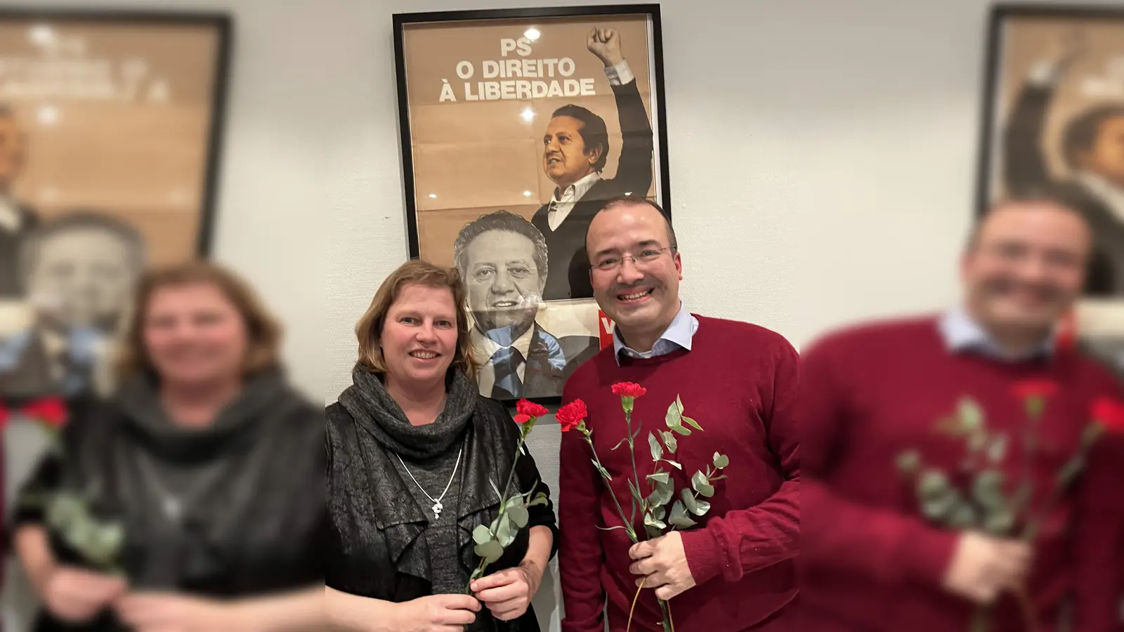 Ruth Waldmann und Ausstellungsmacher David Braun Lacerda mit dem Symbol der friedlichen Revolution in Portugal, der roten Nelke. (Foto: Waldmann)