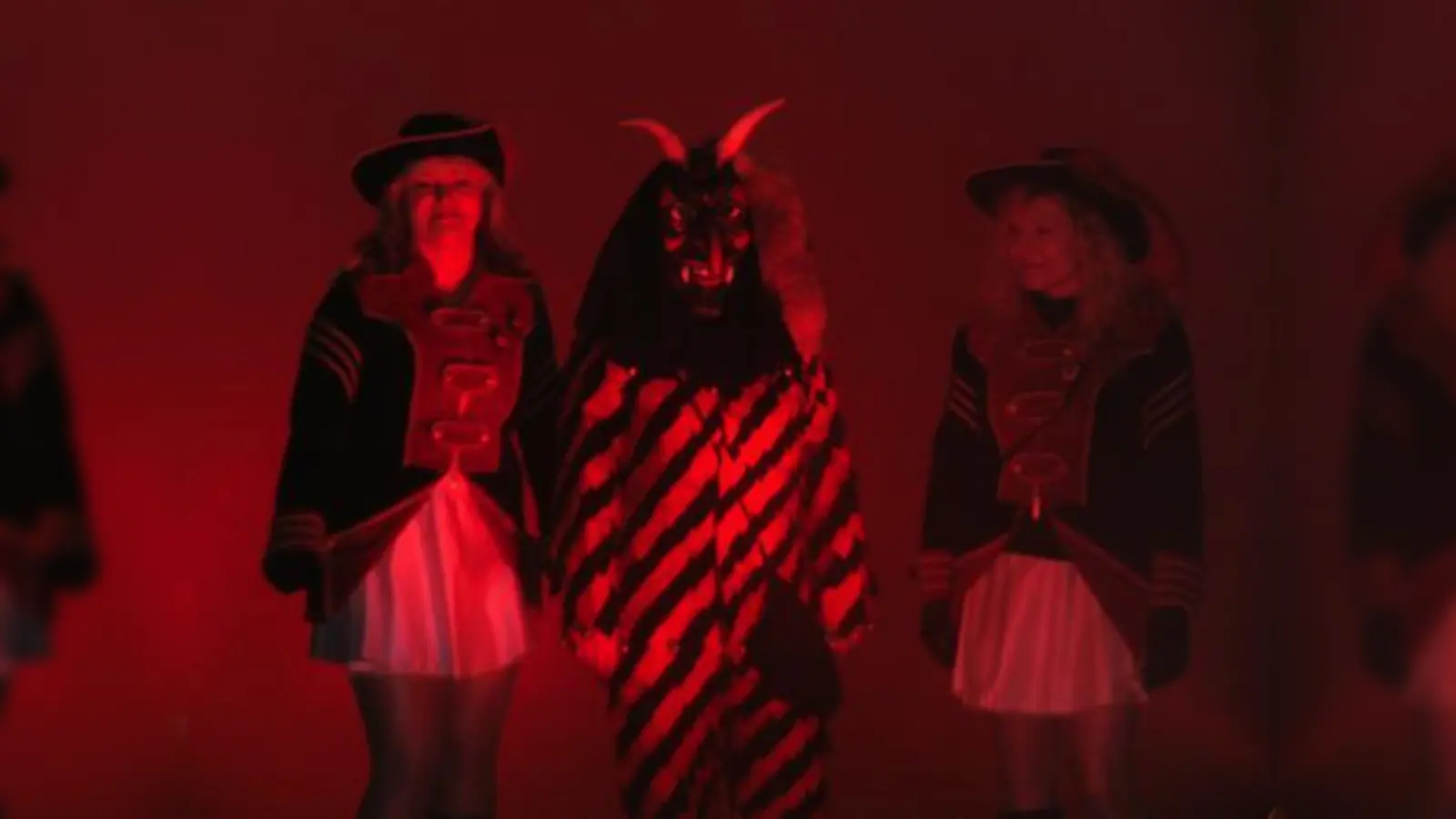 Ein Traum in Rot. Am 11.11 um 18.11 Uhr wird der Fasching in Dorfen närrisch eröffnet. 	 (Foto: Faschingsdeifi)