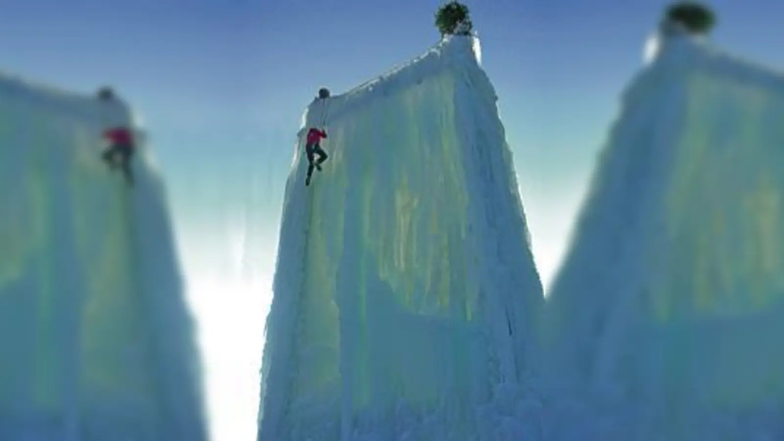 Bestens gesichert geht es auf bis zu 14 Metern Höhe &nbsp;auf dem Eiskletterturm in Aschheim.  (Foto: VA)