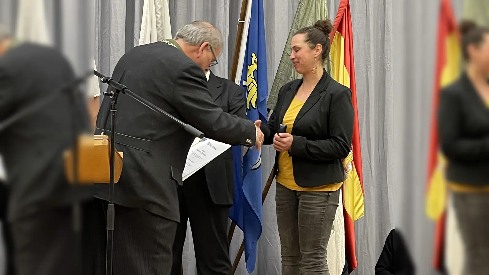 Sabine Spieler, Vorsitzende des Vereins für Lebensmittelrettung und gegen Ressourcenverschwendung e.V., bekam von Bürgermeister Wolfgang Panzer Anfang des Jahres die Ehrennadel in Silber verliehen. Jetzt bittet der Verein um Spenden für seine Projekte. (Foto: hw)