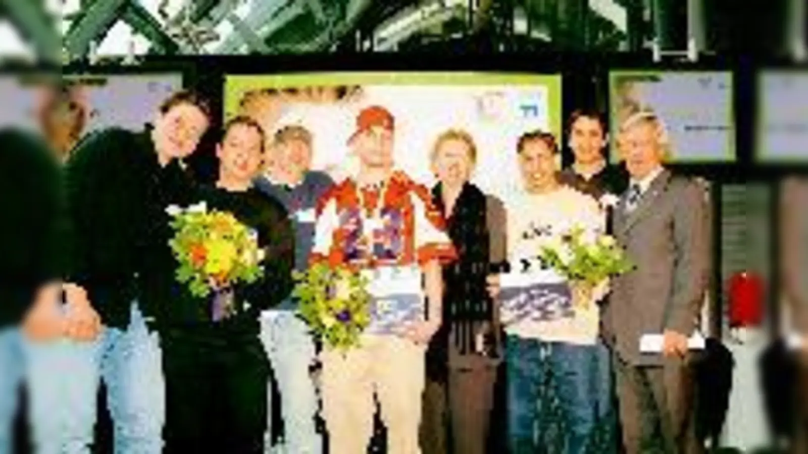 Glücklich über den dritten Platz: Goran Budimir und Amir Mahfouz (v. li.) bei der Preisverleihung. Auch die Staatsministerin für Kultur und Medien im Bundeskanzleramt, Dr. Christina Weiss, gratulierte.	 (Foto: Privat)