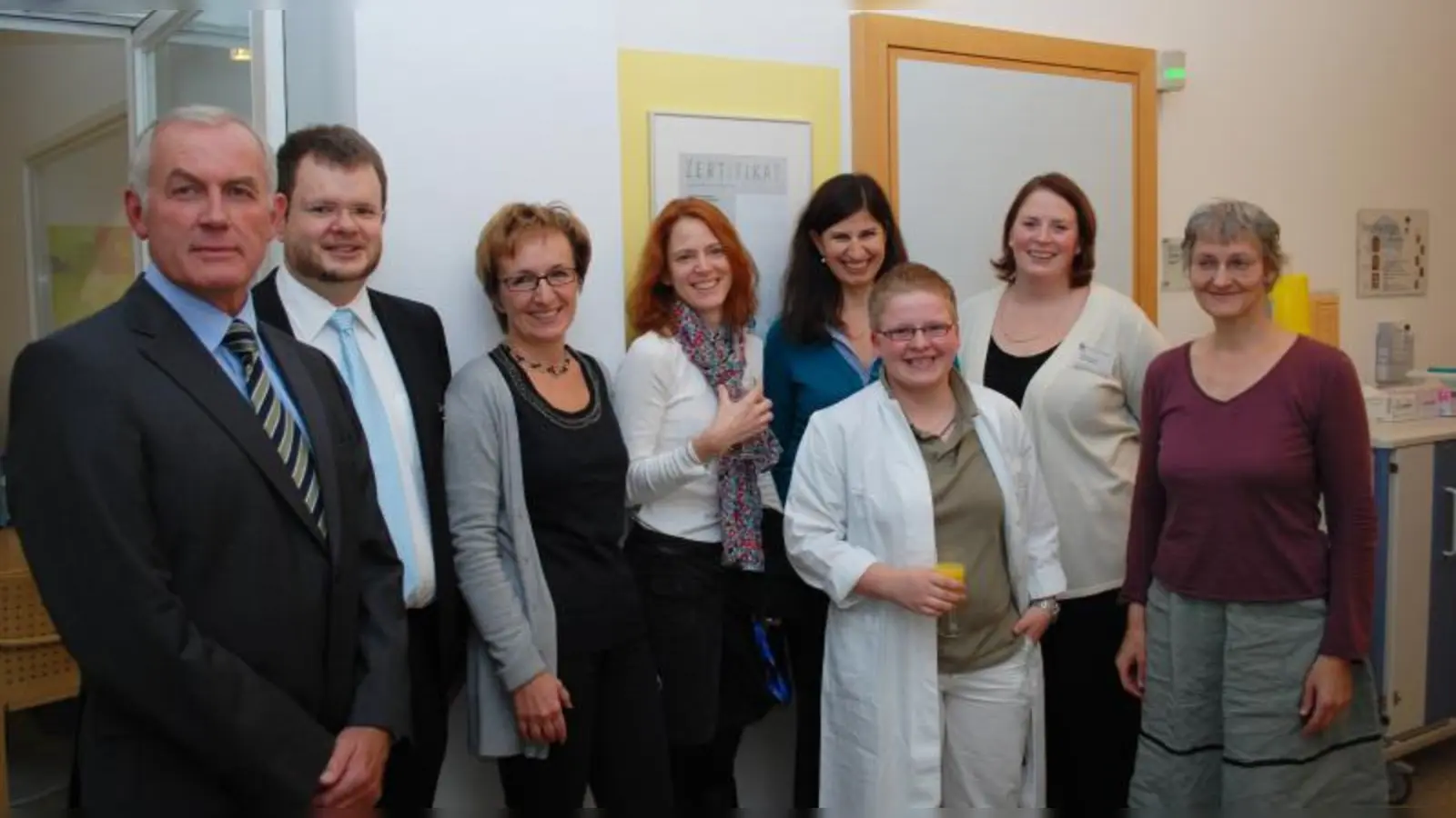Die Mitarbeiter des Rotkreuzklinikums freuen sich über die Auszeichnung durch den<br>Geriatrieverband (v.l.): Chefarzt Dr. Thomas Beier, Jan Bräger, Dr. Gabriela Häring, Claudia<br>Demmelmeier, Karin Bernecker, Nicole Zander, Schwester Katharina Aneder und Irmgard Pfeifer. (Foto: Rotkreuzklinikum)