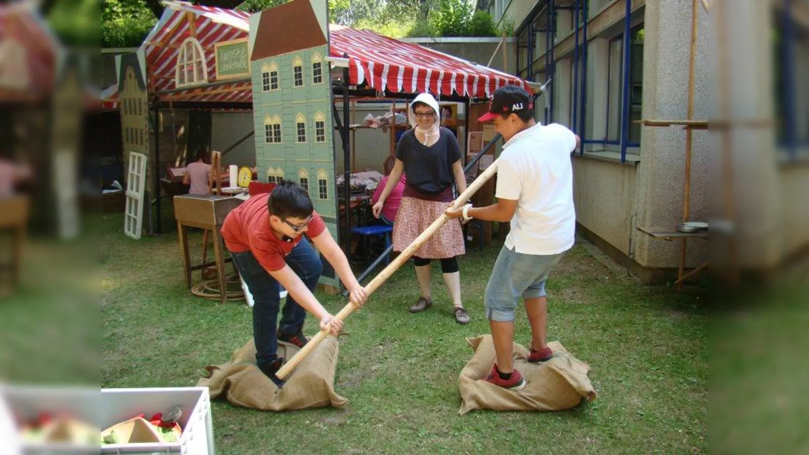 Eine Szene wie aus einem Gemälde Brueghels - zwei Buben spielen ein altes Kinderspiel nach (Foto: pst)