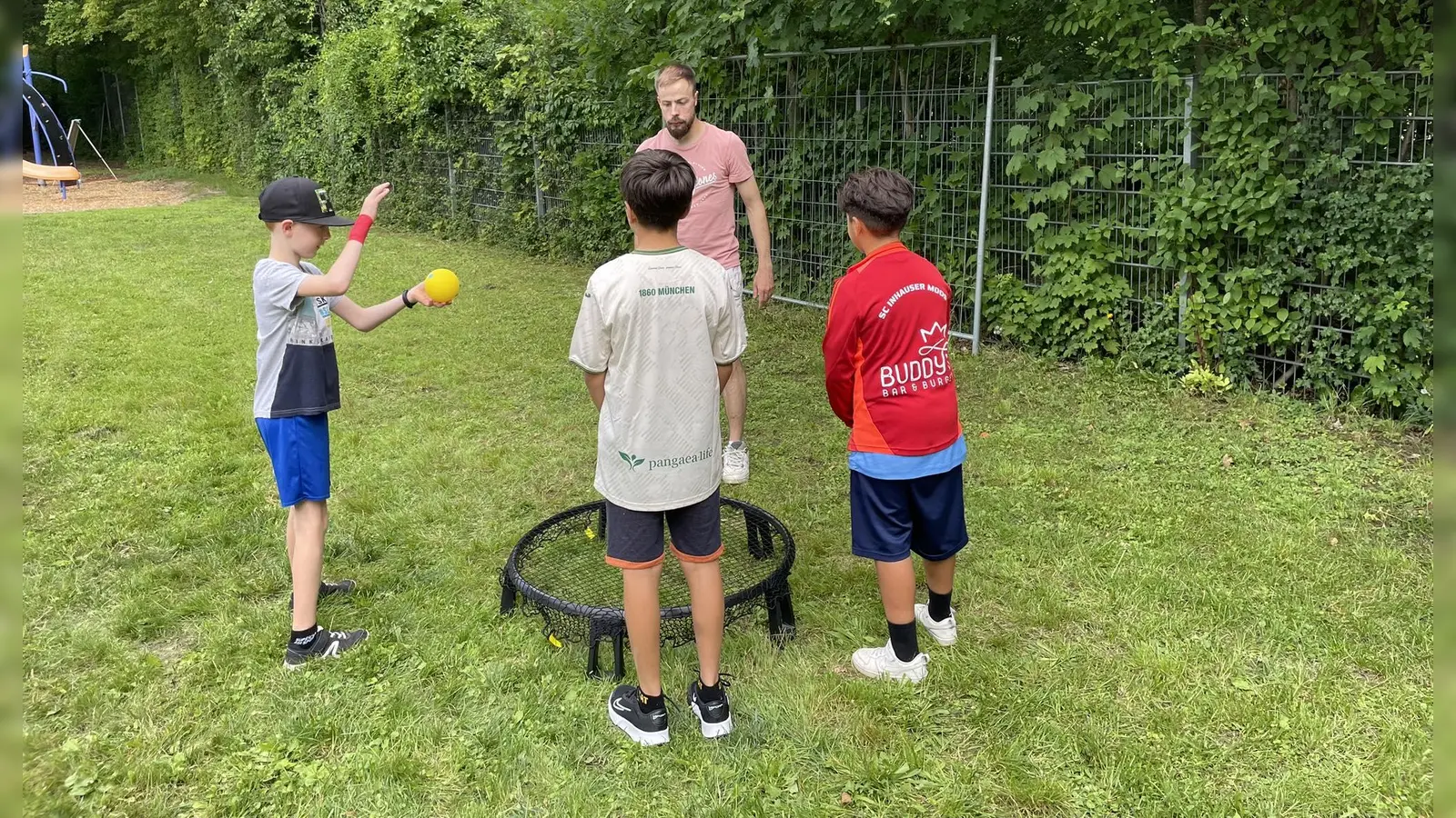 Ballspiele aller Art machen immer wieder Freude – so auch bei den Spielwochen im „Freizeittreff Lerchenauer”. (Foto: Freizeittreff Lerchenauer)