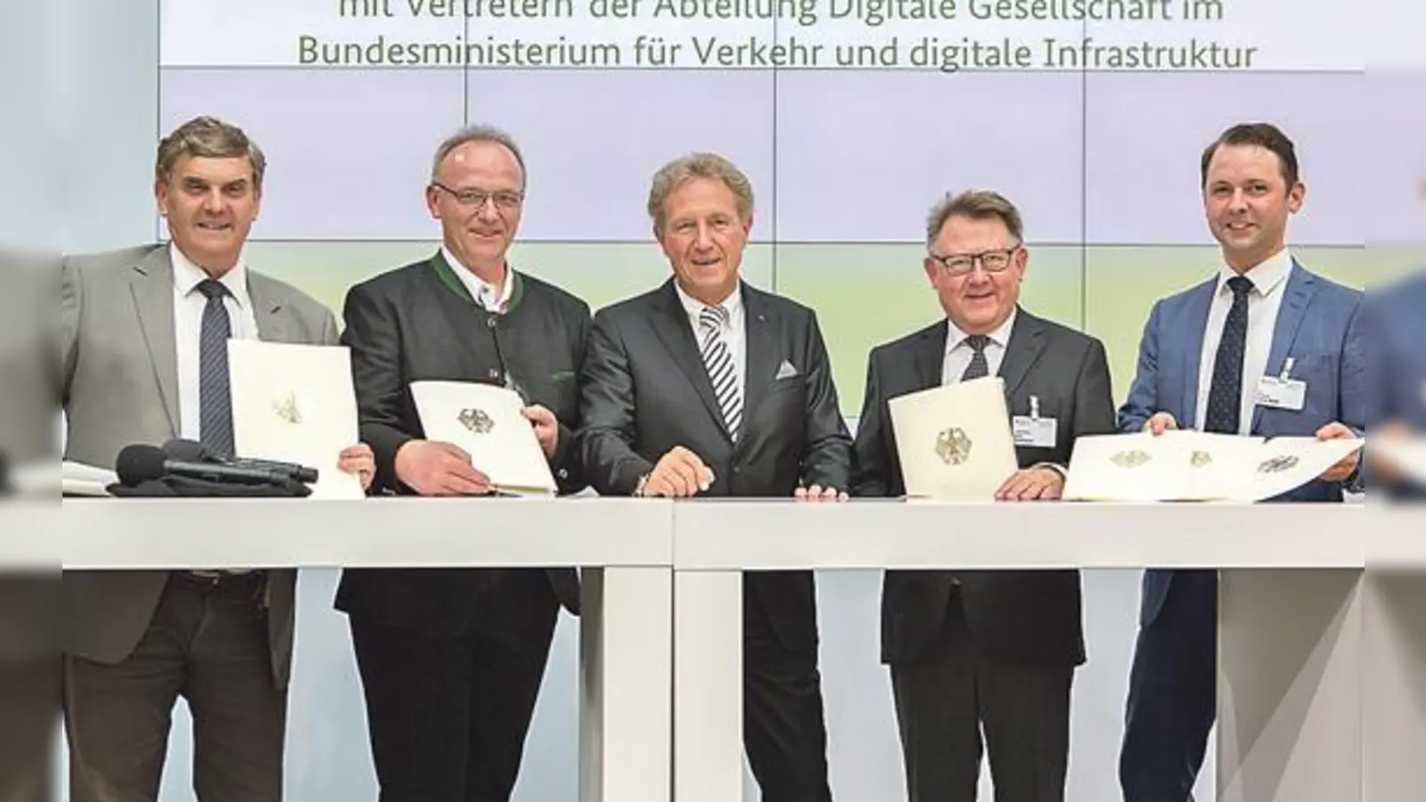 MdB Ewald Schurer, 1. Bürgermeister der Gemeinde Aßling Hans Fent, Staatssekretär Norbert Barthle, Bürgermeister von Markt Schwaben Georg Hohmann und MdB Andreas Lenz (v.li.) mit den begehrten Förderbescheiden aus Berlin.  (Foto: Abgeordnetenbüro Lenz)