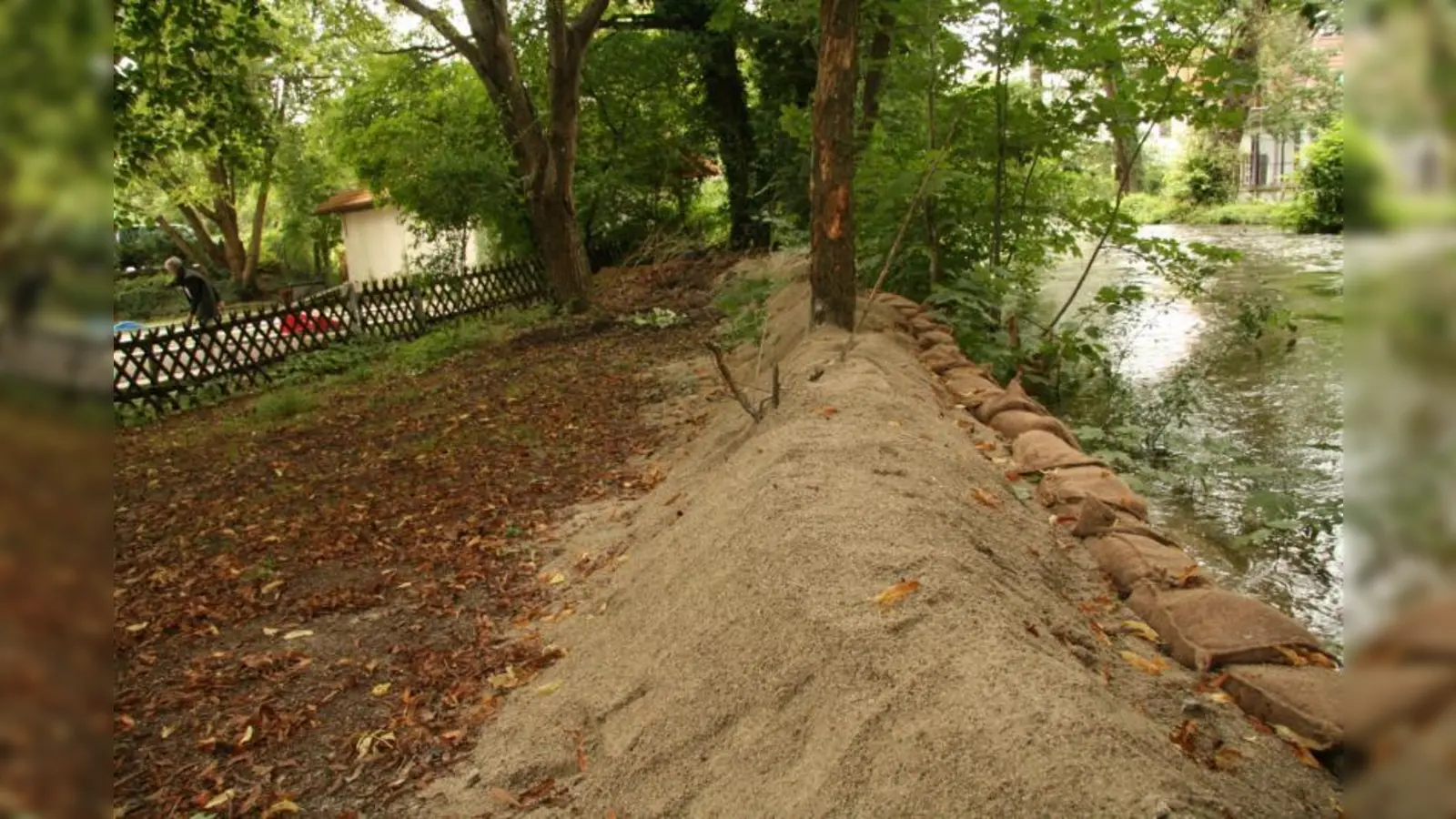 Wie hier nahe des Minigolfplatzes in Planegg schützen Erdwälle und Sandsäcke das Würmufer. Vorerst kann noch keine Hochwasserentwarnung gegeben werden. (Foto: US)