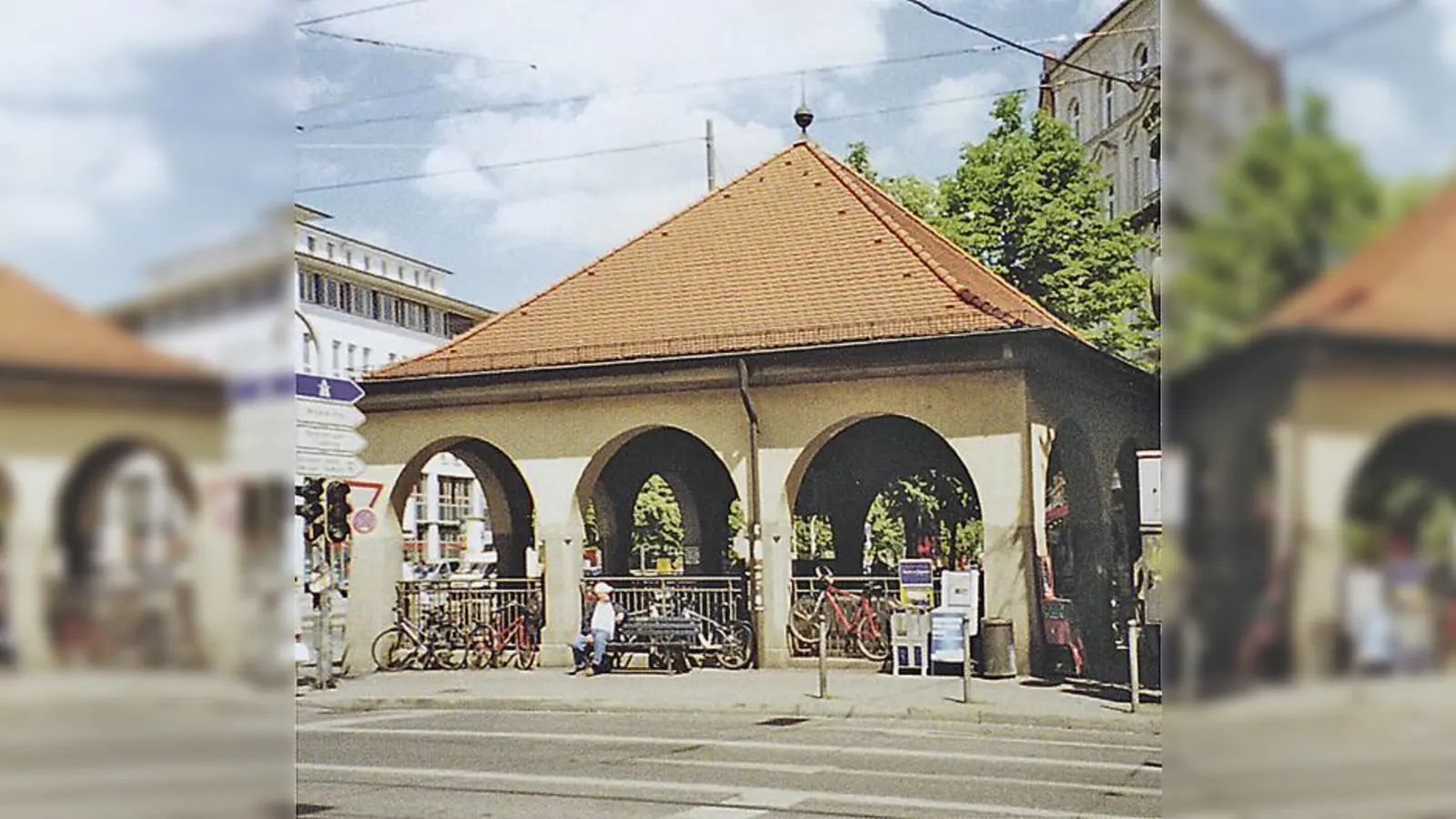 Früher ein Straßenbahnhäuschen, heute der markante Zugang zun U-Bahnhof am Max-Weber-Platz.  (Foto: MünchenVerlag)