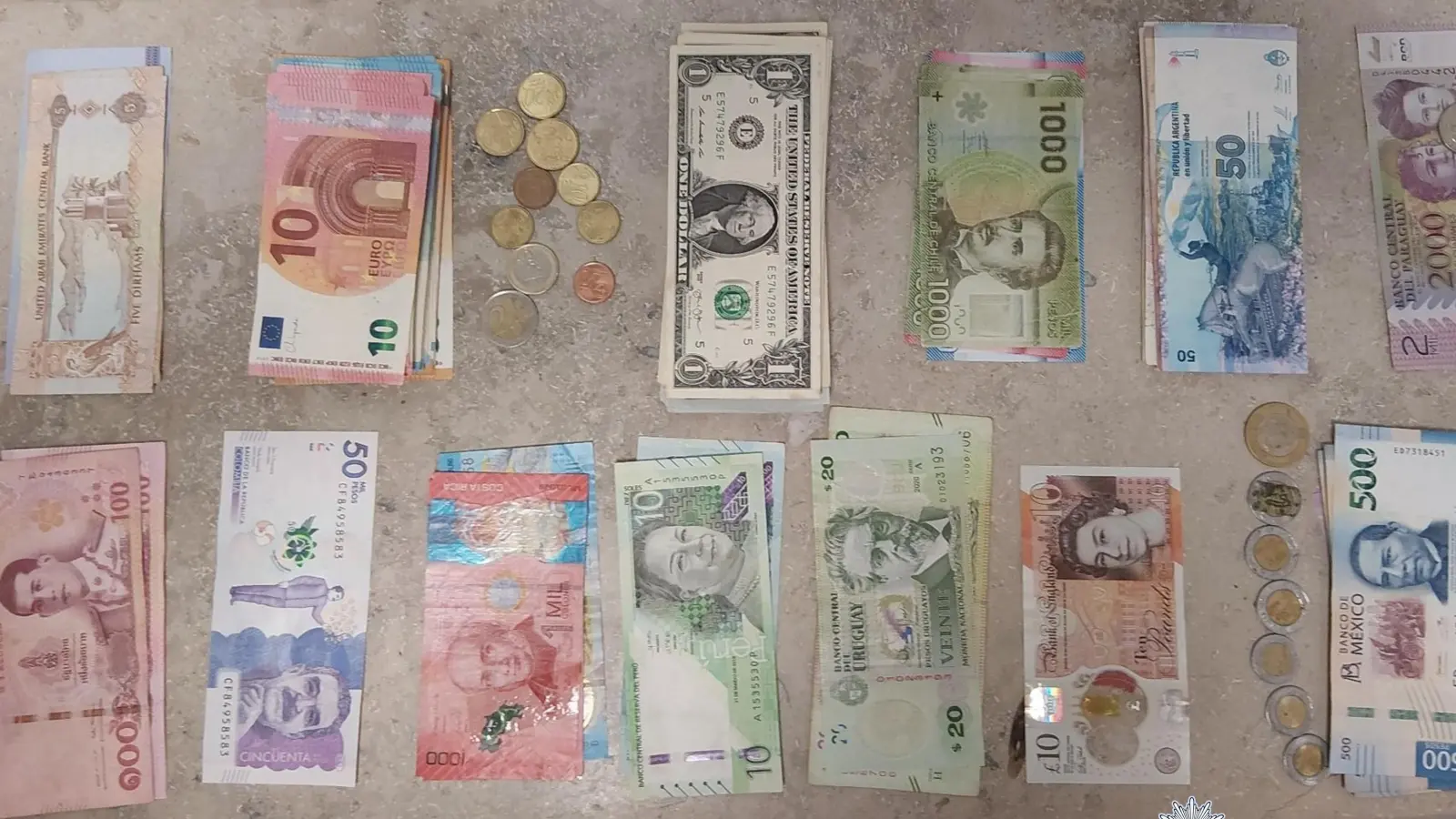 Die Geldscheine von 13 verschiedenen Währungen - unter anderem von mehreren südamerikanischen Staaten - hatten einen Gesamtwert von 5.260 Euro. (Foto: Bundespolizei)