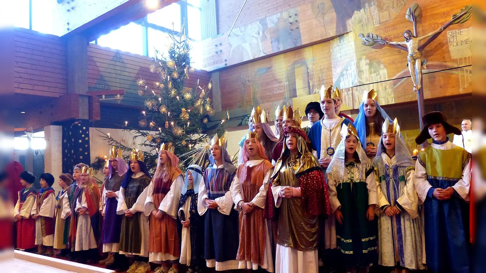 Die Baldhamer Sternsinger tragen ihr Lied und Gedicht im Rückkehrgottesdienst vor. (Foto: Felix Edelmann)