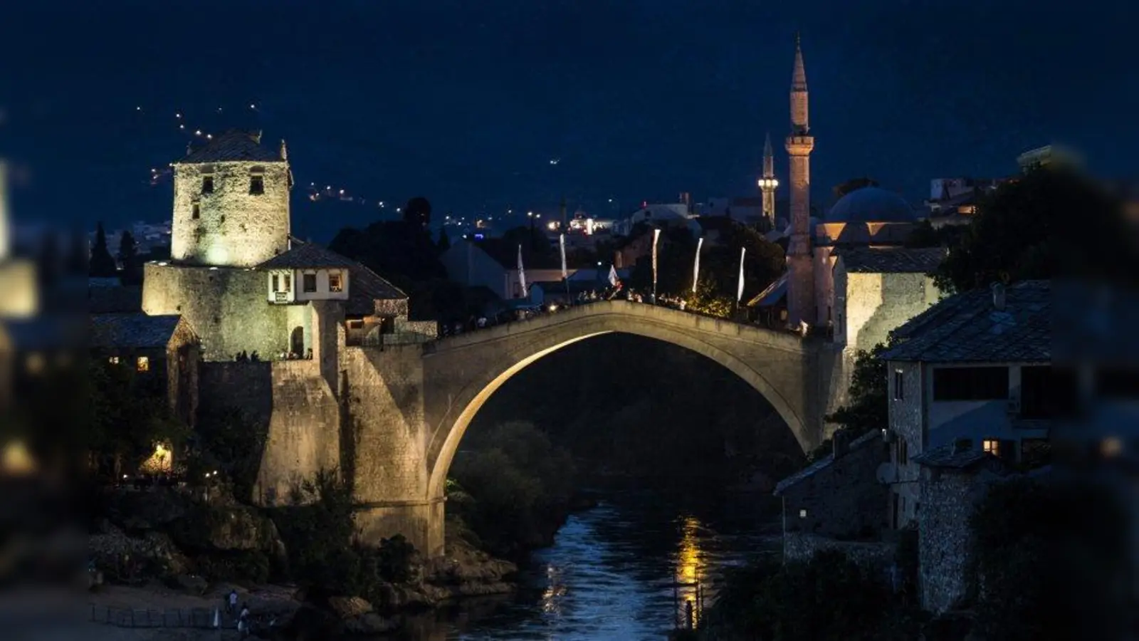 Die Stari Most in Ost-Mostar. Die 1566 fertiggestellte Brücke wurde im November 1993 während des Krieges durch Artilleriefeuer zerstört. Nach dem Krieg baute man die Brücke mit einem Teil der aus der Neretva geborgenen alten Steine wieder auf: Seit 2004 überspannt sie den Fluss wieder. (Foto: Ver)