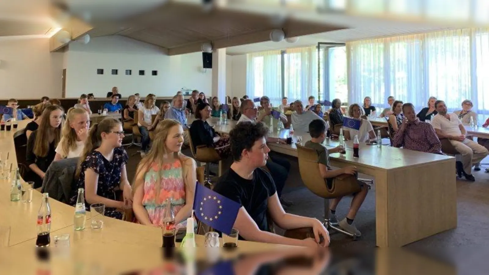 Alle Preisträger des Europawettbewerbs, den das Landratsamt Dachau veranstaltet hat, kamen im Sitzungssaal zusammen. (Foto: Landratsamt)