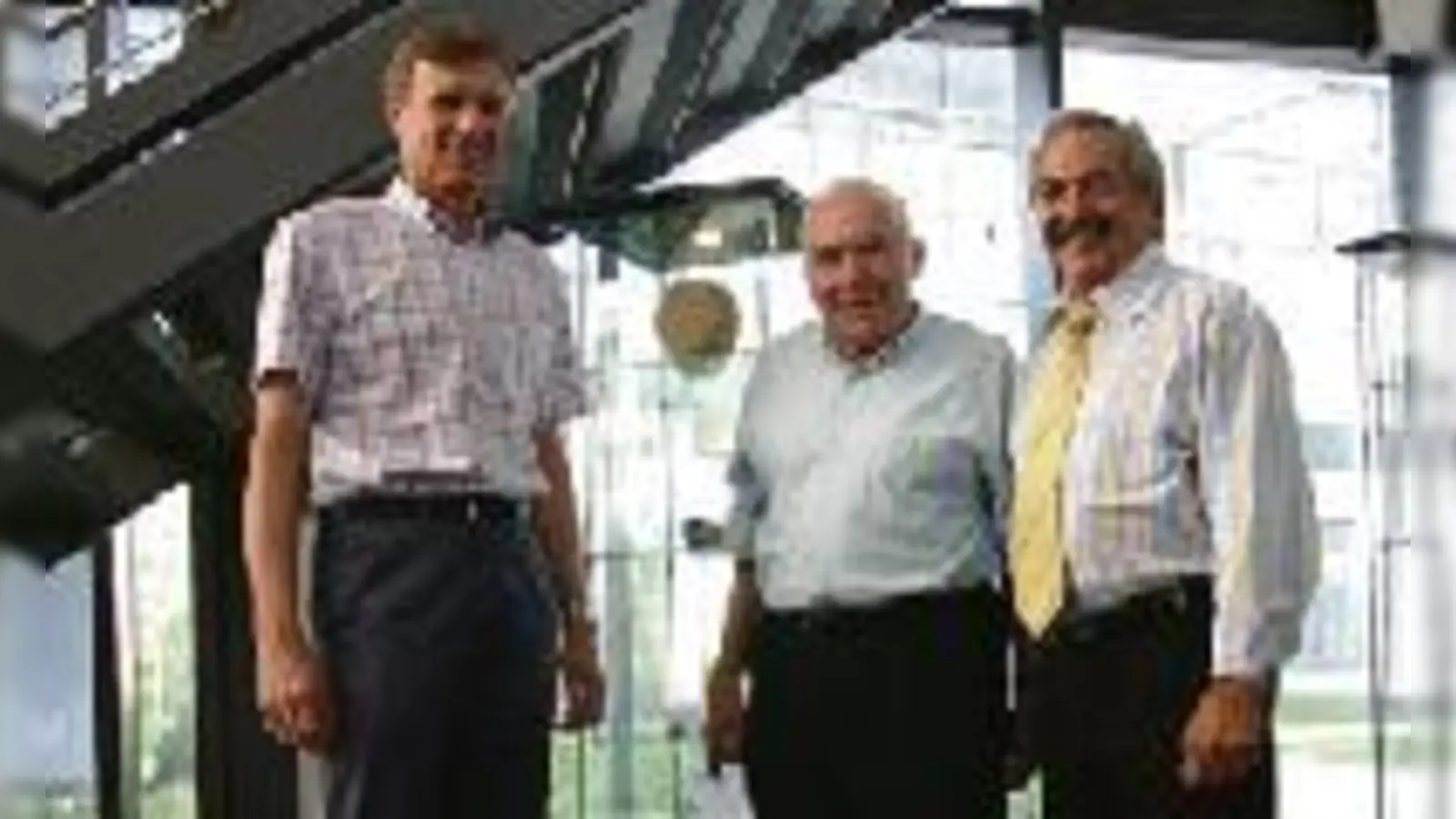 Freuen sich über die gelungene Ausstellung: Jürg Ambühl, Wolfgang Christoph und Rolf Zeitler (v.li.). Rechts im Bild eine Wasserkanne aus Keramik, sie stammt aus dem 2./3. Jahrhundert nach Christus.  (Fotos: pa)