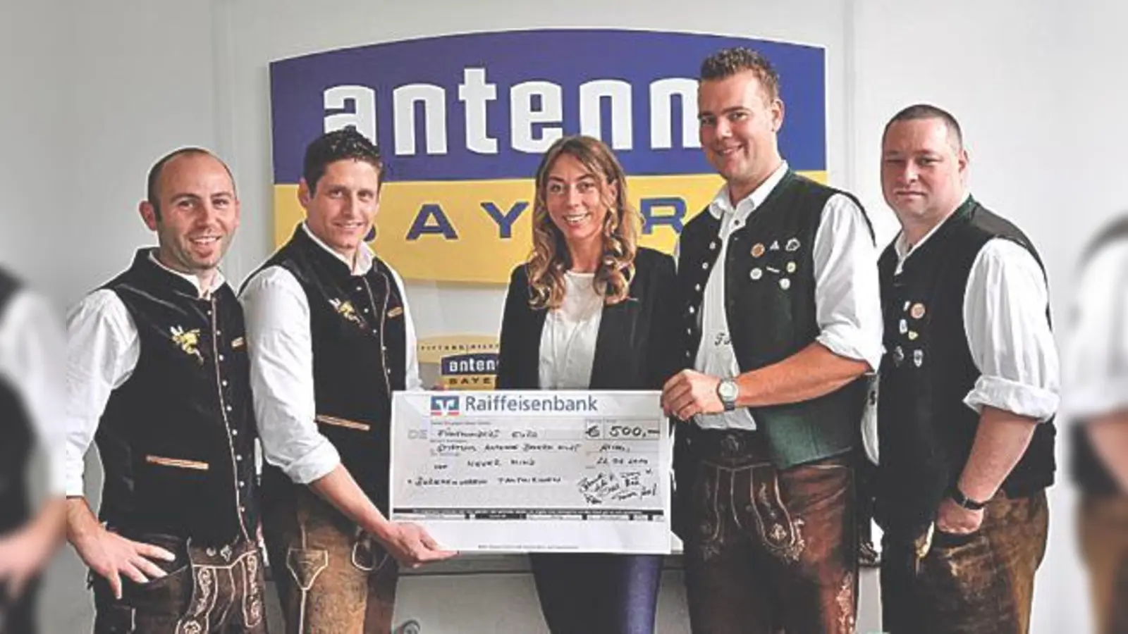 Spendenübergabe an die »Stiftung Antenne Bayern hilft« (v. l. n. r.) von der Band Never Mind Fabian Sass und Daniel Brenner, Felicitas Hönes, Geschäftsführerin der Stiftung sowie Florian Büchlmeir und Harald Baier vom Burschenverein Taufkirchen.	 (Foto: Dan)