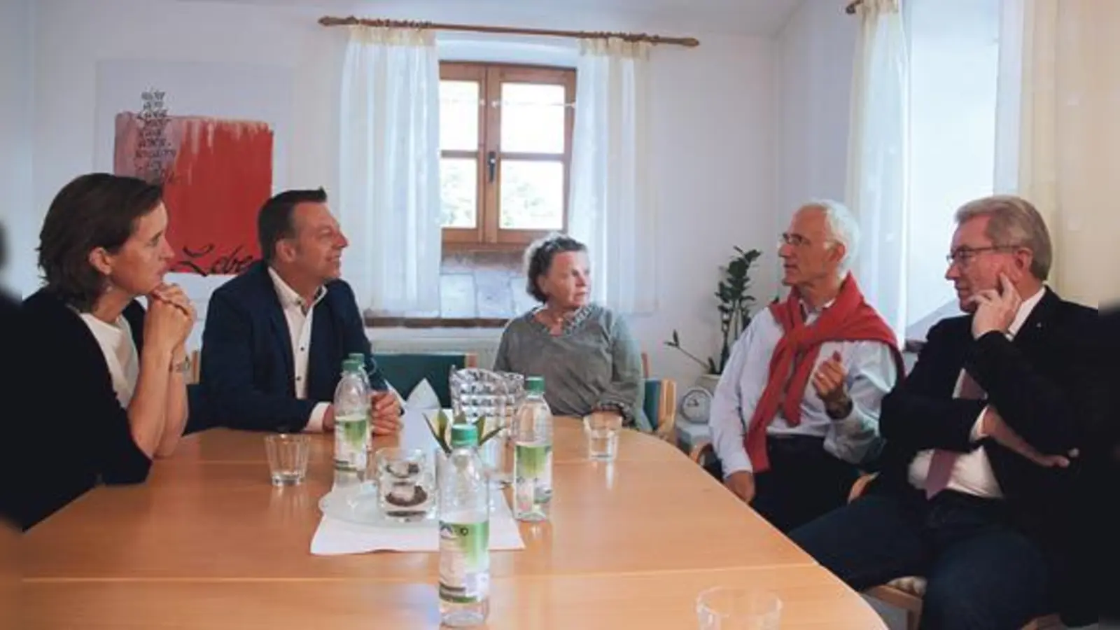 Jutta Mayer, Andreas Bulic, Mechtild Habelt-Awe, Dr. Johannes Schollen und Otto Klug (v. li.) sprachen am Rande der Spendenübergabe über die Arbeit des Hospizvereins. 	 (Foto: VA)