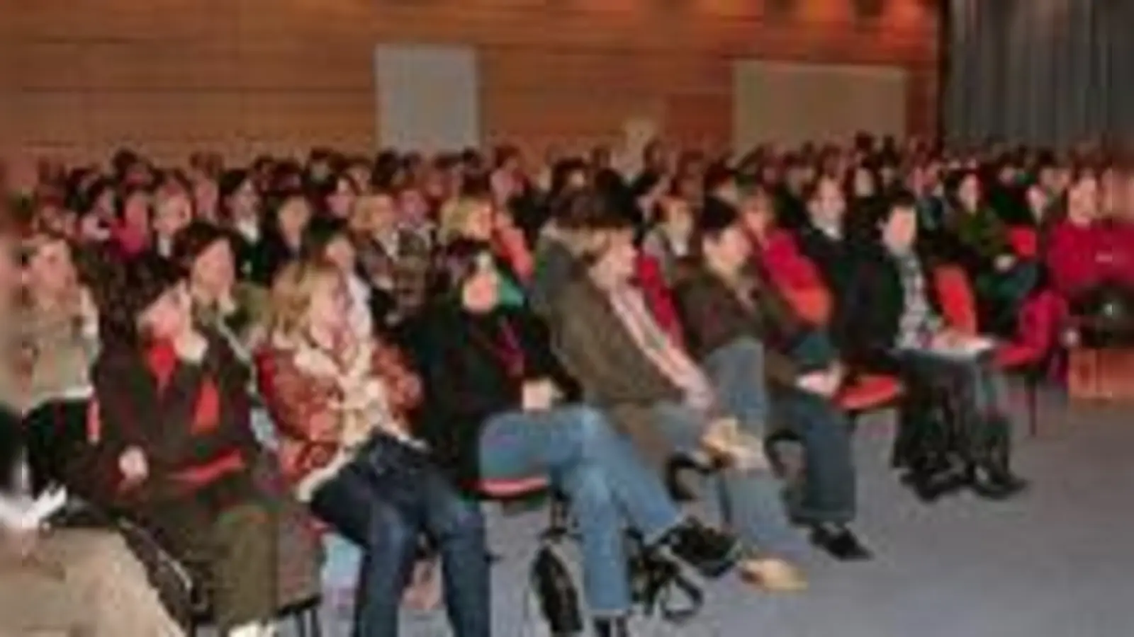 Pubertät ist Müttersache: Unter den weit über 100 Besuchern des Elternabends waren die Väter deutlich in der Unterzahl.	 (Foto: Woebker)