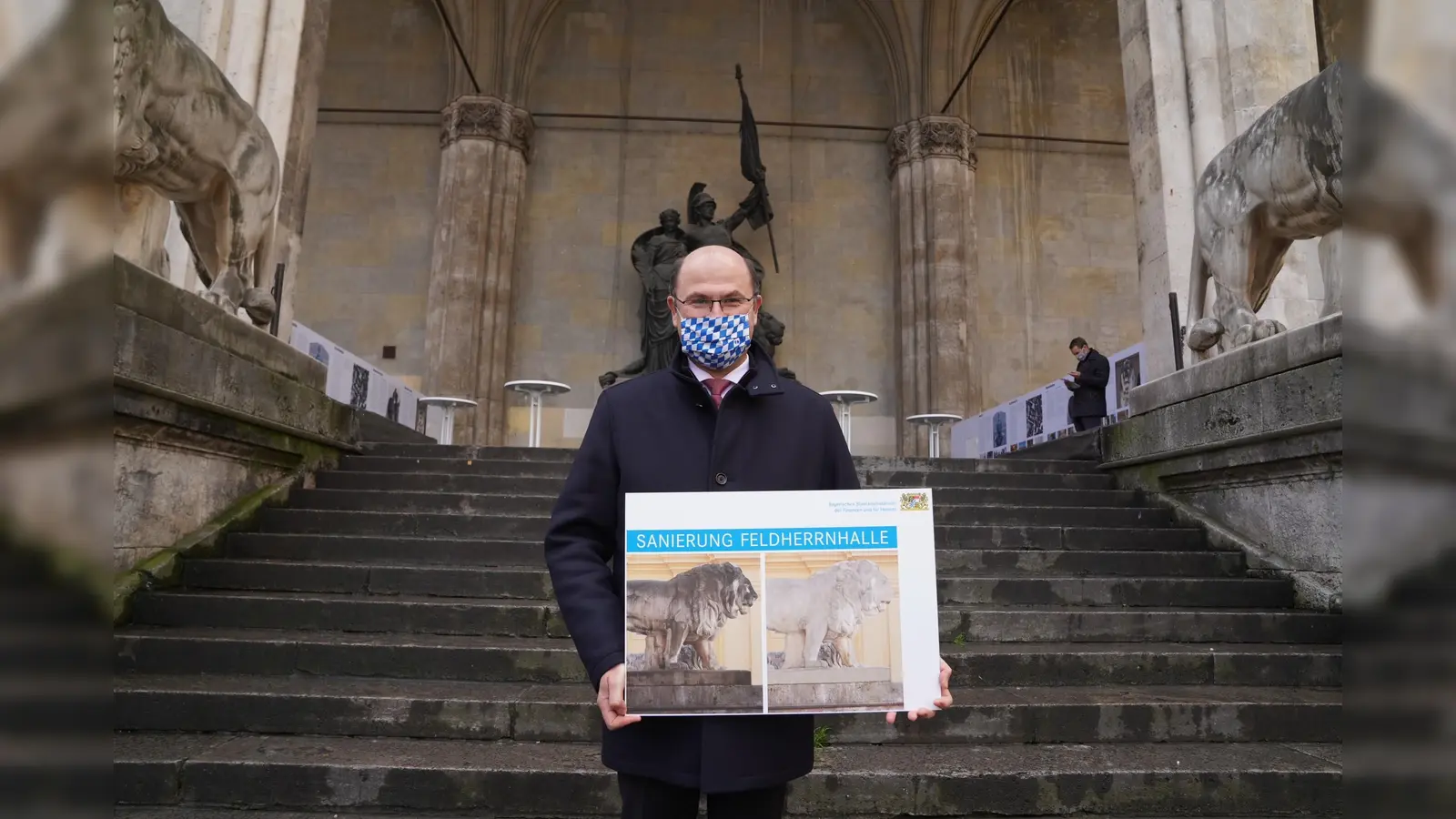 Finanzminister Albert Füracker stellt die erste Sanierung der Feldherrnhalle seit 70 Jahren vor. (Foto: oh)