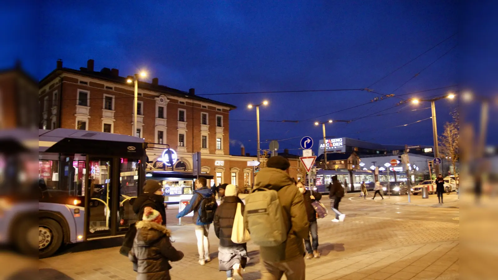Der Bahnhof Pasing soll ein sicherer Ort sein, an dem man sich gern aufhält - auch in den Abendstunden. Dafür setzt sich der Bezirksausschuss ein.  (Foto: us)