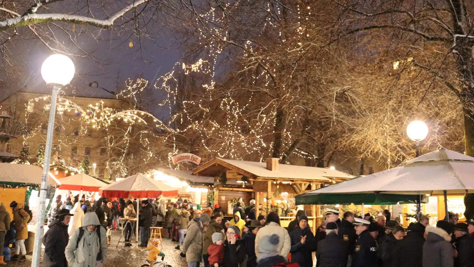 Nicht nur in Haidhausen beliebt: Der Weihnachtsmarkt am Weißenburger Platz öffnet am 26. November. (Foto: bas)