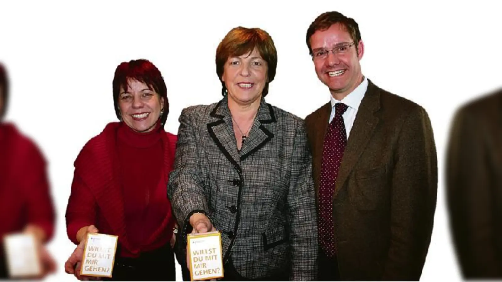 Die Landtagsabgeordnete Diana Stachowitz, Gesundheitsministerin Ulla Schmidt und Sportmediziner Prof. Dr. Martin Halle zeigen stolz ihre Schrittzähler. 	 (Foto: sm)
