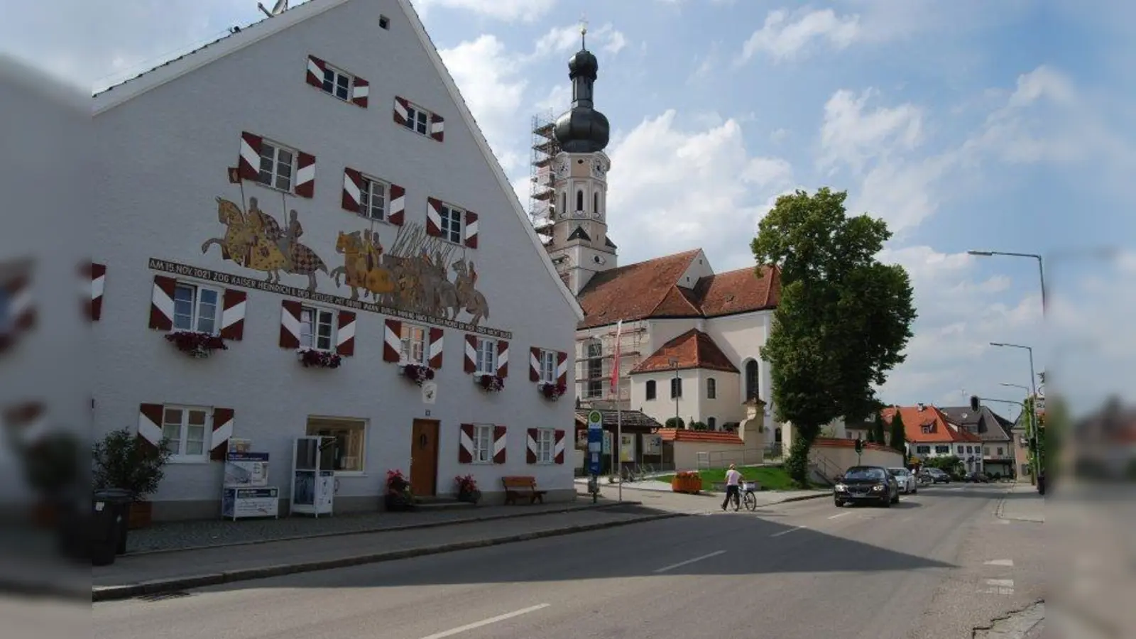 Das „Kaiserhaus” steht wegen seines hohen Giebels unter Denkmalschutz. Das Fries stammt aus dem Jahr 1947. (Foto: se)