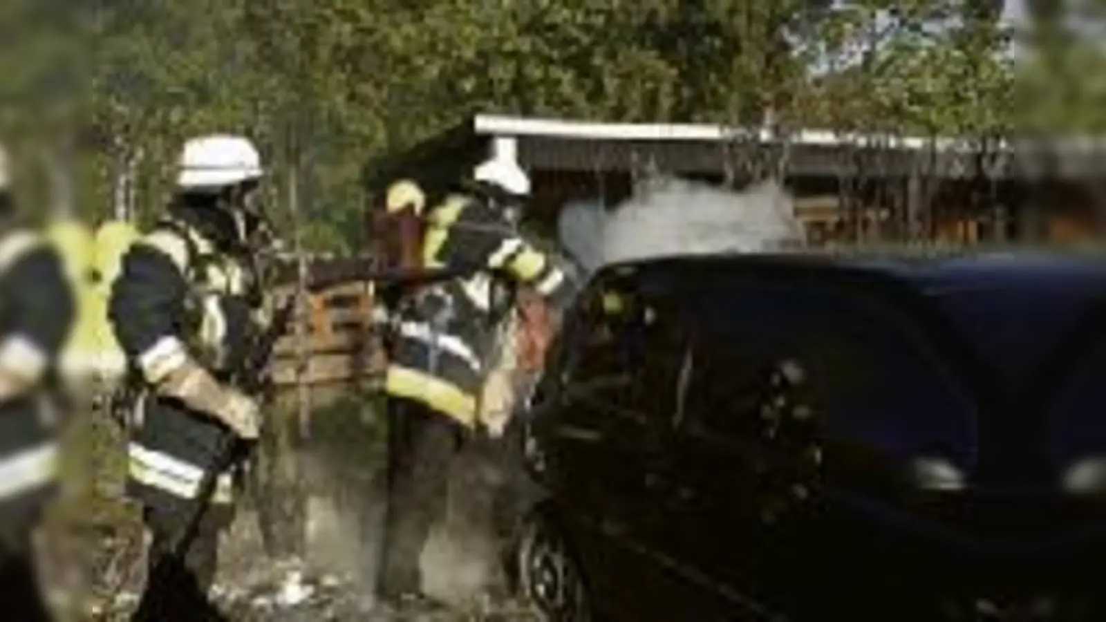 Ein Übergreifen der Flammen konnte nicht verhindert werden. VW Fox nun Totalschaden.	 (Foto: Feuerwehr)