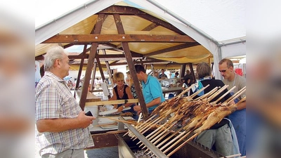 »Der soll es sein und kein anderer!«  Der Steckerlfisch ist bei den Besuchern sehr beliebt.  (Foto: VA)