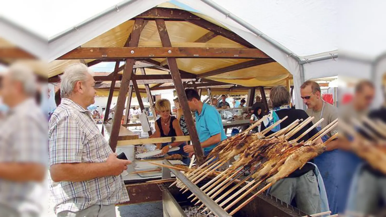 »Der soll es sein und kein anderer!«  Der Steckerlfisch ist bei den Besuchern sehr beliebt.  (Foto: VA)