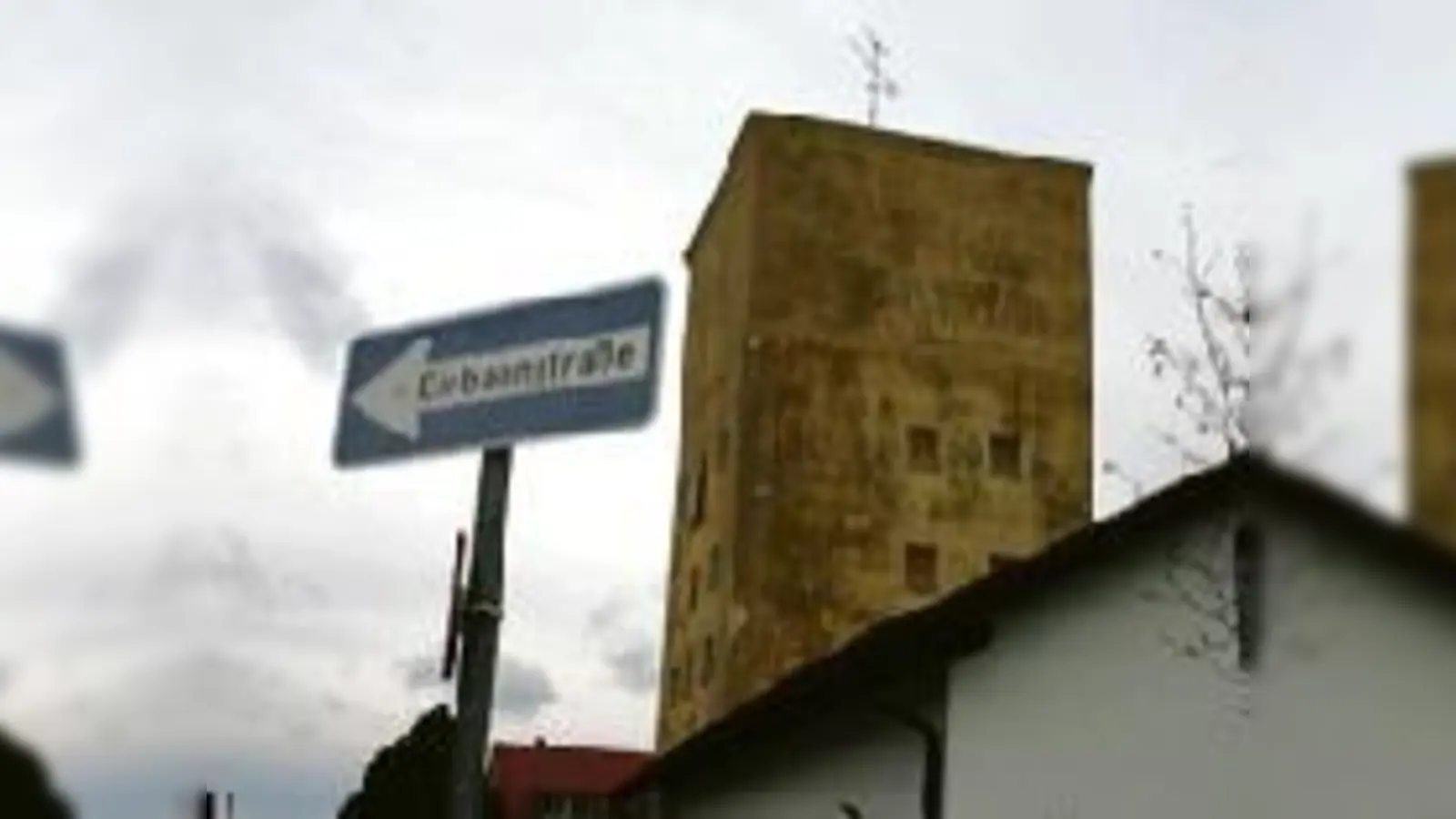 Noch ragt das okkerfarbene Gebäude mit angegrautem Stolz aus der Lerchenau heraus.	 (Foto: gf)