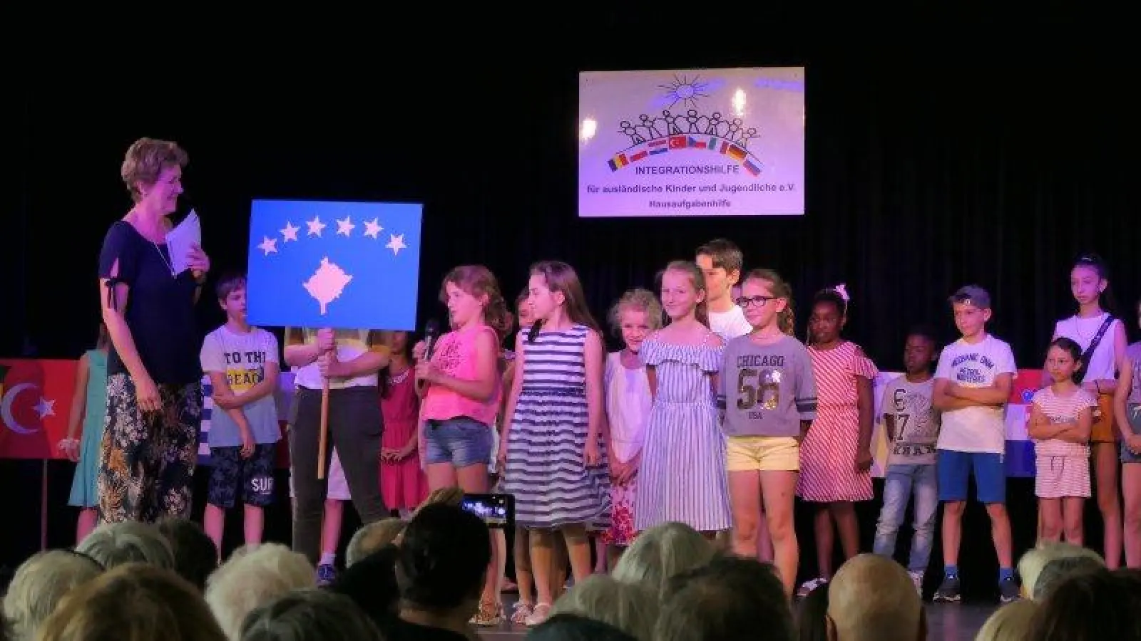 Zunächst wurden die Kinder in ihrer Muttersprache offiziell begrüßt. (Foto: Integrationshilfe)
