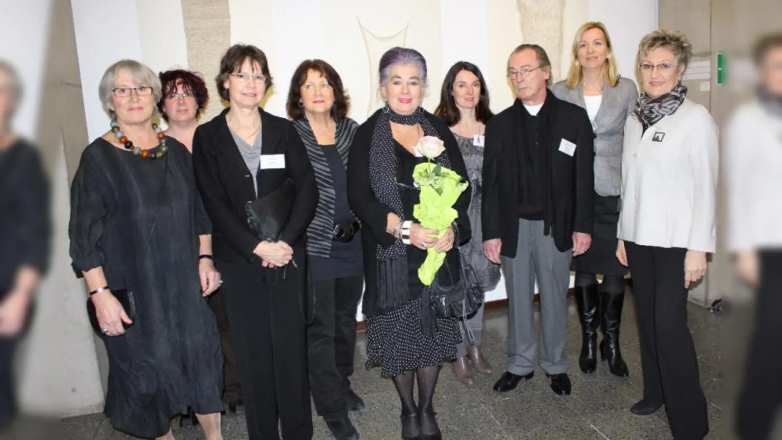 „Eine kleine Riege hochklassiger Künstler” - <br>Renate Klussmann, Susanne Holzinger, Beate Hoffmeister, Hannelore Weitbrecht, Josephine Tabbert, Bettina Kurrle, Michael Kmoth, Kathrin Fritsche und Irene Rammensee (v.l.)” (Foto: US)