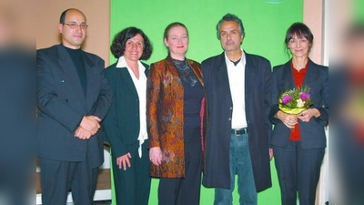 Über den gelungenen Kulturabend in Neuaubing freuten sich: (von links) Pianist Pasquale Baratta, Erika Rupp, Leiterin des Mehrgenerationenhauses Neuaubing, Opernsängerin Annegeer Stumphius, Schriftsteller Friedrich Ani und Gitta Gritzmann, Vorsitzende des Vereins „Kinder lesen und schreiben für Kinder“. (Foto: Eva Schraft)