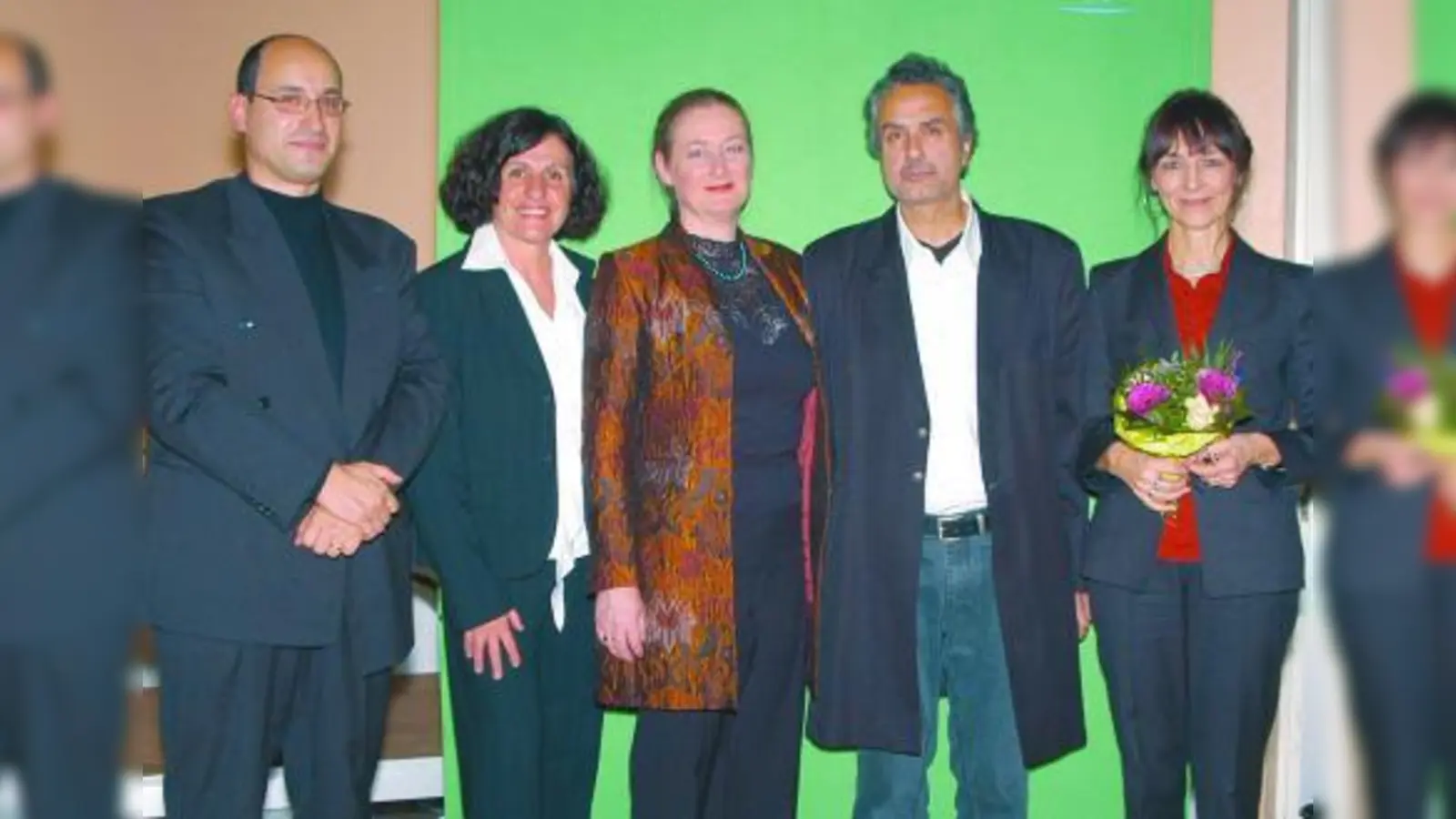 Über den gelungenen Kulturabend in Neuaubing freuten sich: (von links) Pianist Pasquale Baratta, Erika Rupp, Leiterin des Mehrgenerationenhauses Neuaubing, Opernsängerin Annegeer Stumphius, Schriftsteller Friedrich Ani und Gitta Gritzmann, Vorsitzende des Vereins „Kinder lesen und schreiben für Kinder“. (Foto: Eva Schraft)