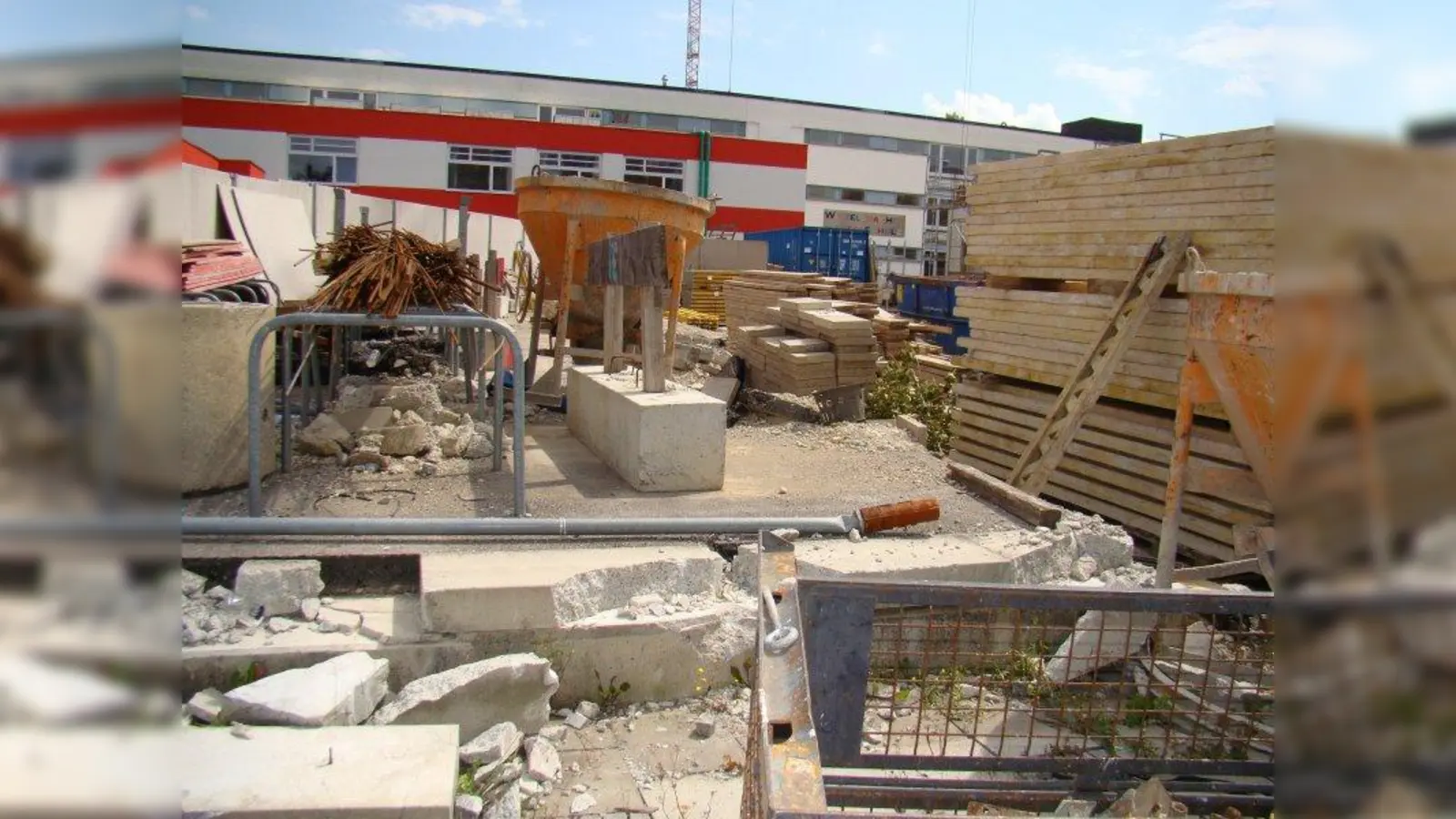 Sortenrein werden die einzelnen Materialien aufgeschlichtet. (Foto: pst)