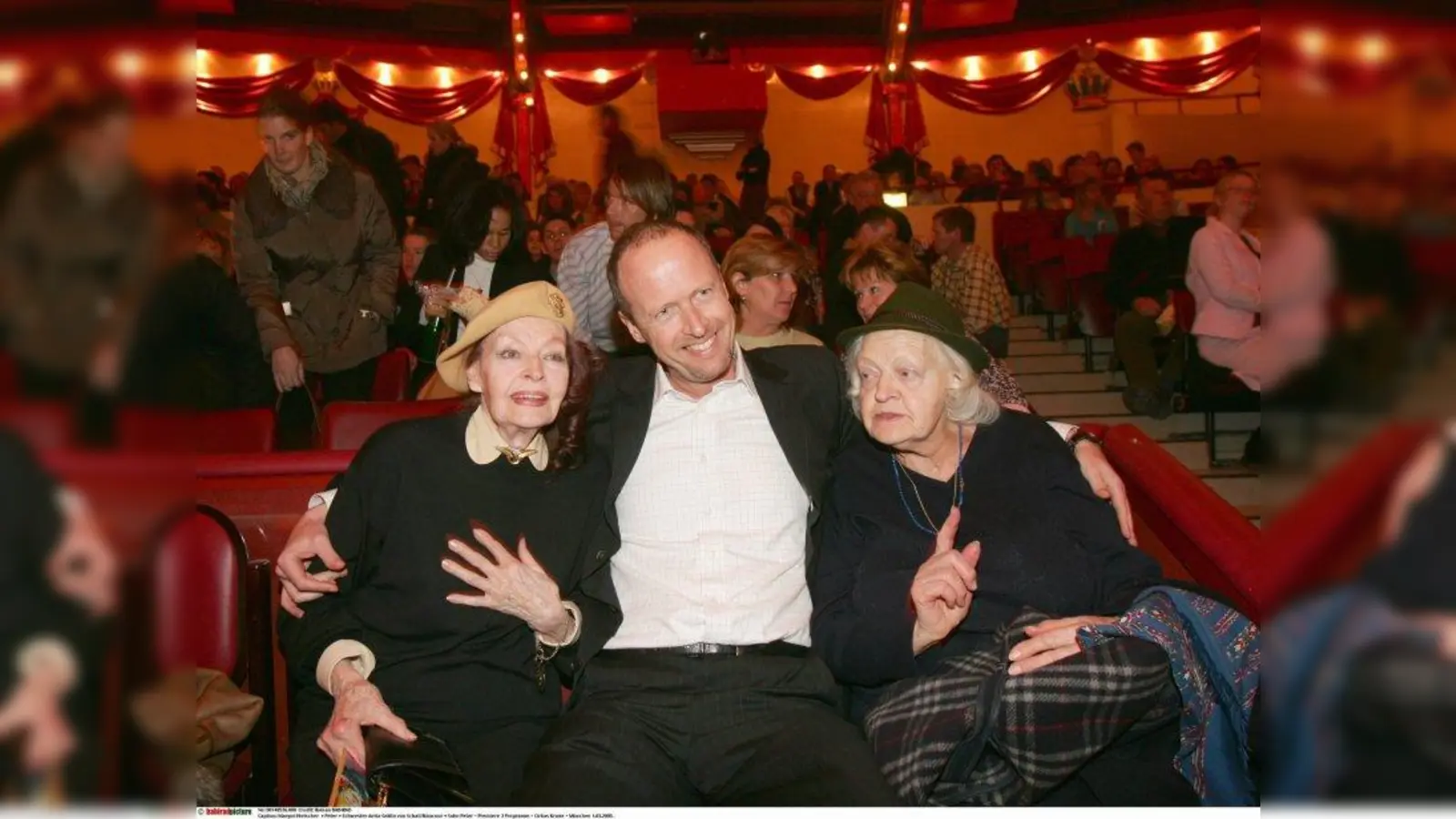 Margot Hielscher (l.) mit ihrer Schwester Anita Gräfin von Schall-Riaucour und ihrem Neffen Peter Graf von Schall-Riaucour am 1. März 2005 bei der Programm-Premiere von Circus Krone. (Foto: BABIRAD)