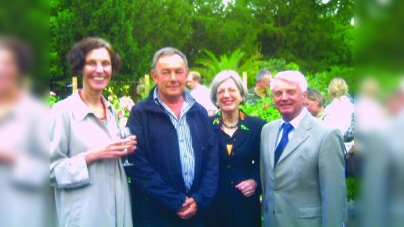 Ehrung für den langjährigen Mitarbeiter: v.l. Susanne Renner (Direktorin des Botanischen Gartens), Rudolf Müller, Senta Wessely-Steiner (Österreichische Generalkonsulin) und Manfred Reichel (Bezirksausschuss Neuhausen-Nymphenburg). (Foto: Margot Günther)