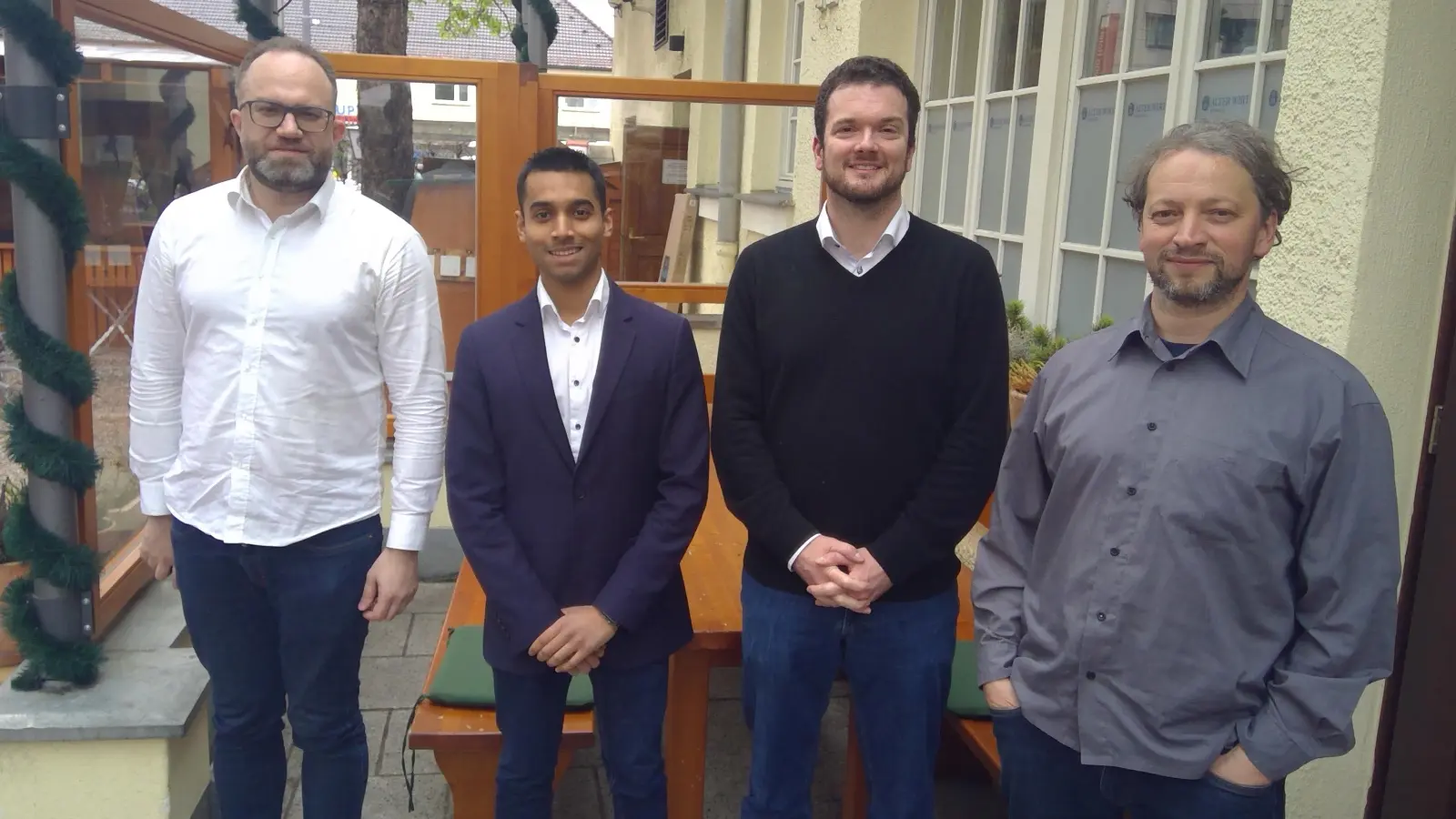 Freuen sich auf das Schachfestival in Moosach (von links): Großmeister Pavel Eljanov, Organisator und Internationaler Meister Soham Das, Gedächtnisweltmeister Simon Reinhard und Organisator Richard Holzberger. (Foto: bas)