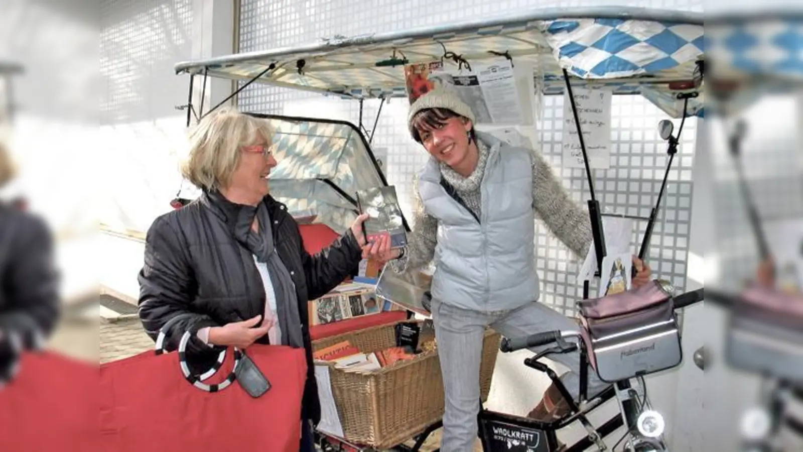 Büchertausch und Kontaktbörse: Die Rikscha am Waldheimplatz ist ein beliebter Treffpunft, hier mit, Christine Gruzlewski (r.) und eine Bürgerin. 	 (Foto: Boschert)
