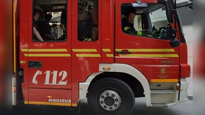 Die Feuerwehr konnte den Brand in einer Wohnung löschen und evakuierte mehrere Personen des Mehrfamilienhauses in der Kurt-Eisner-Straße.  (Foto: mha)