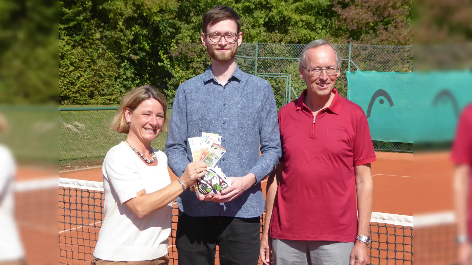Ko-Organisatorin Klaudia Pillep (links) und Schatzmeister Reiner Pillep (rechts) überreichen den Spendenerlös in Höhe von 825 Euro an Dominik Bogensberger von der Kinderkrebshilfe. (Foto: Verein)