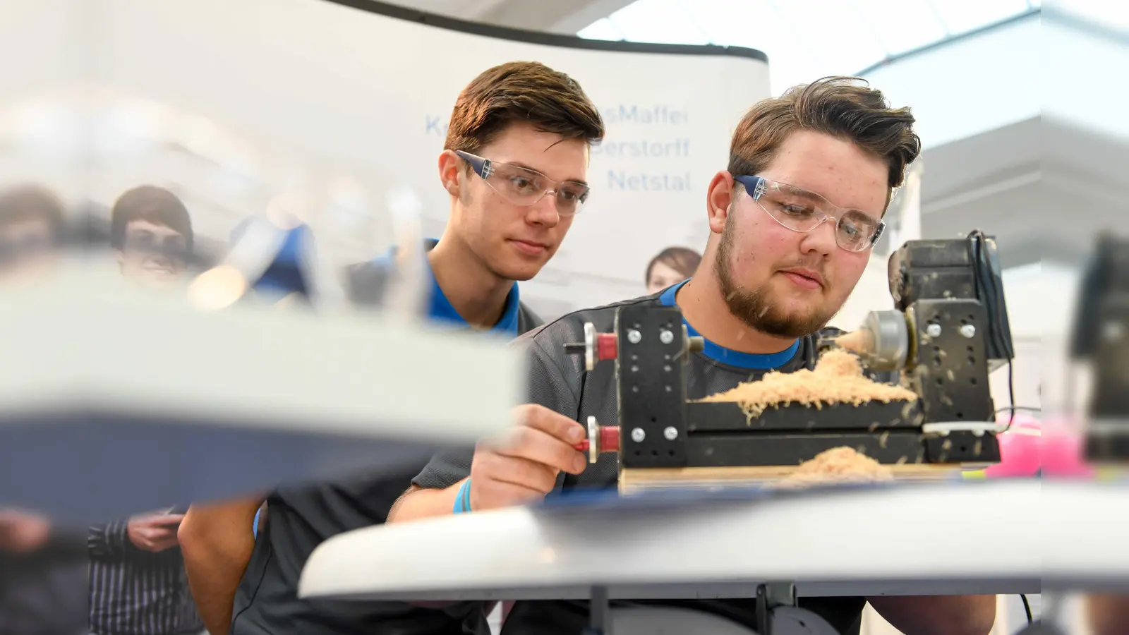 Azubis bei der Arbeit zusehen, Fragen stellen und dabei Kontakte zu möglichen Arbeitgebern knüpfen: Dazu haben Schüler aus dem Landkreis München bei der Aktion „Ein Tag Azubi” Gelegenheit. Sie findet am 19. November statt.  (Foto: IHK München/ Hase)