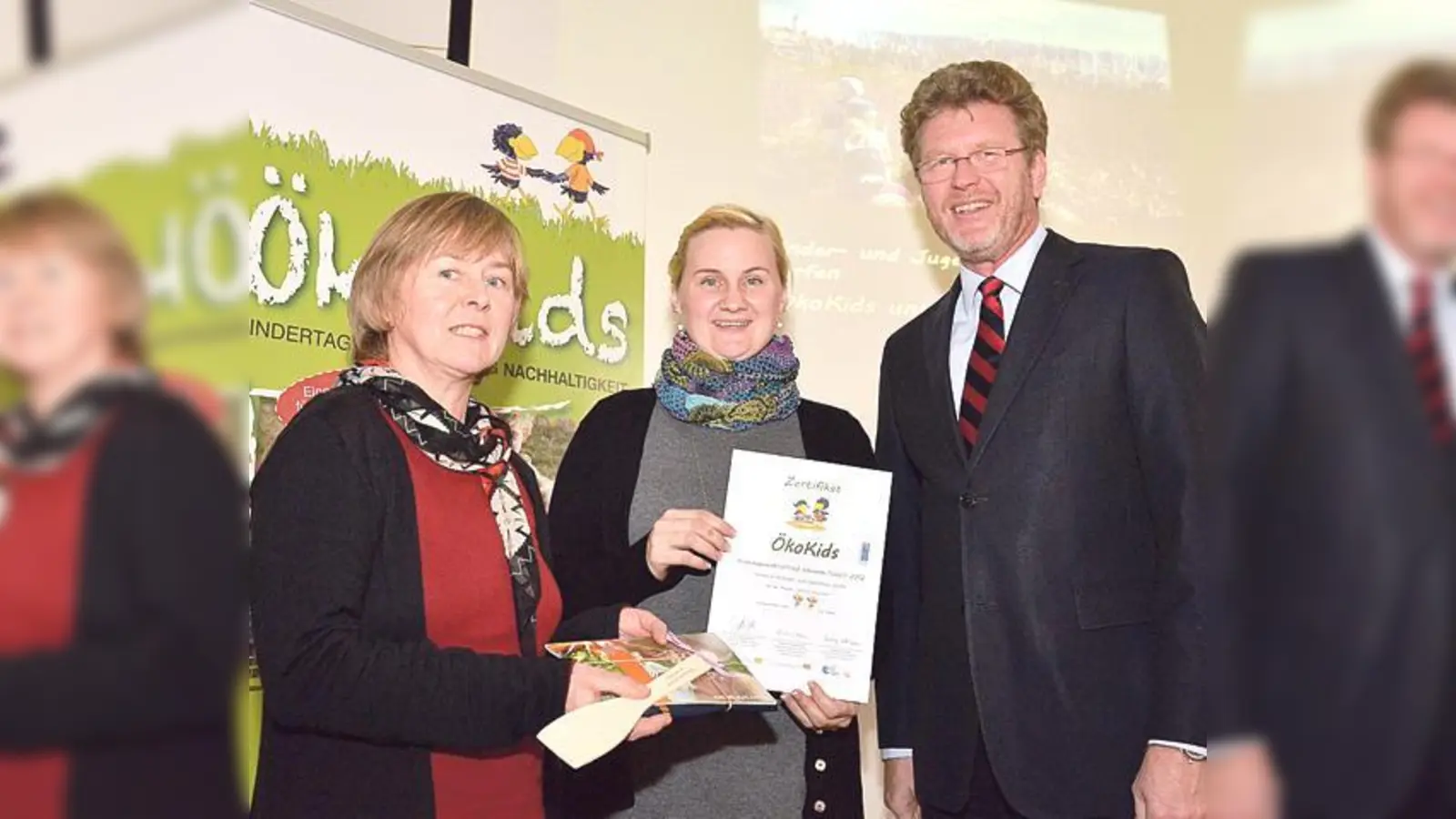 Leiterin Theresia Englmeier und Projektleiterin Linda Schaffer mit Umweltminister Marcel Huber. 	 (Foto: VA)