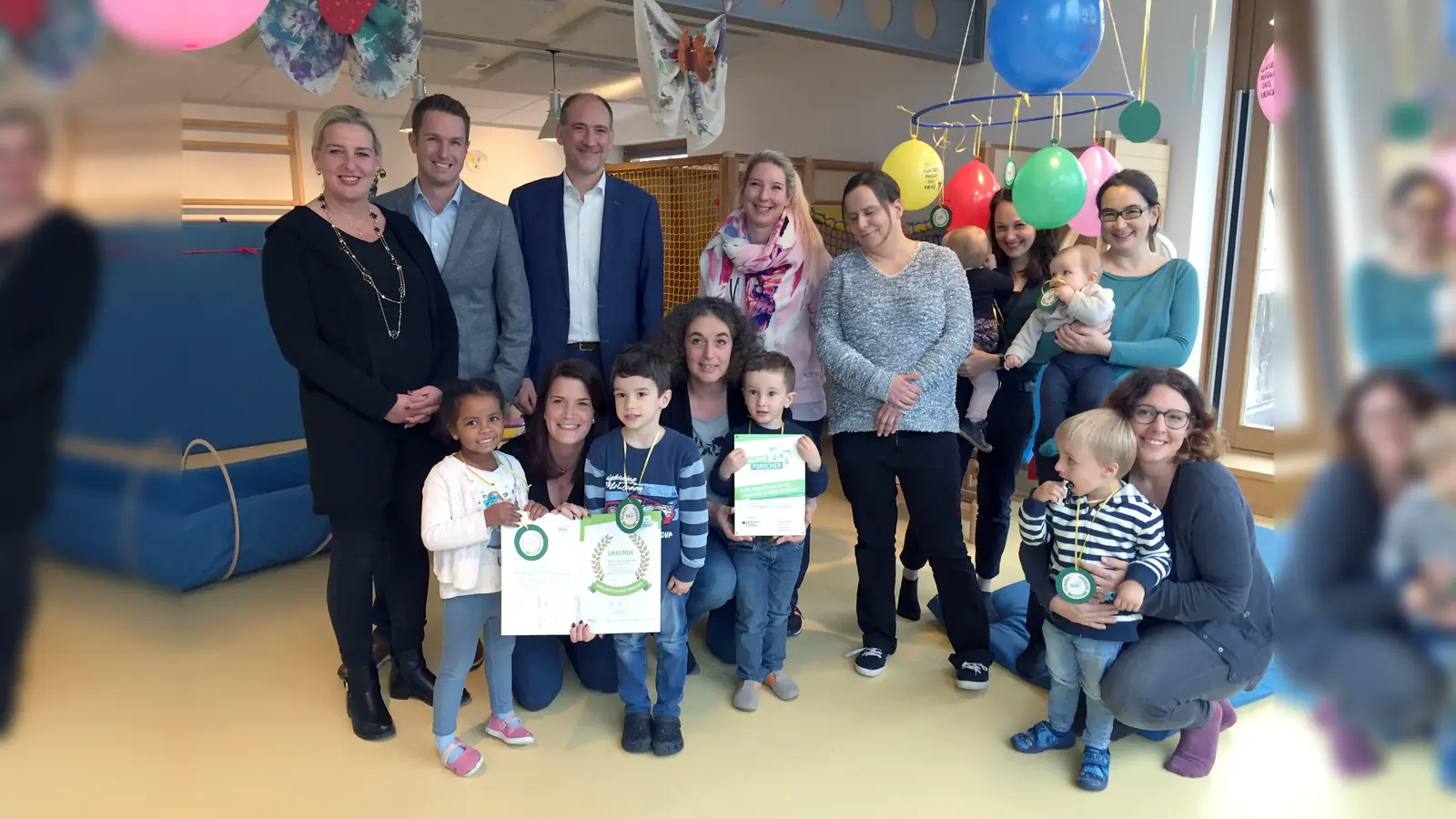 Stehend v. l.: Christine Albiez (AWO), Florian Schardt (IHK) und Michael Weckesser (Siemens) freuen sich mit den Kindern und Leiterin Nicola Vogl (knieend vorne 2.v.l.) über die Zertifizierung „Haus der kleinen Forscher“. (Foto: © IHK )