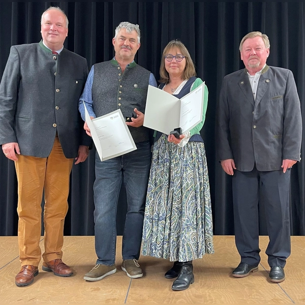 Für ihren Einsatz für die NaturFreunde Würmtal wurden Andrea Merkle-Wied und Martin Wied (Bildmitte) geehrt. Es gratulierten herzlich Landrat Christoph Göbel (l.) und der Vorsitzende der NaturFreunde Würmtal, Karlheinz Beck (r.). (Foto: hw)