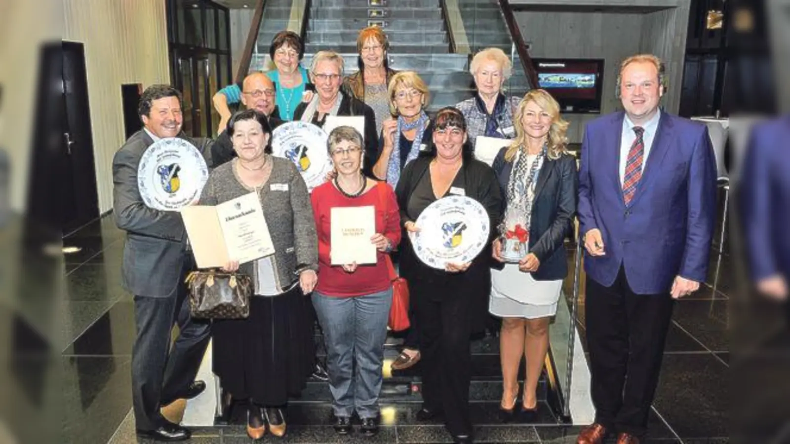Herzlichen Glückwunsch: Unterföhrings 2. Bürgermeisterin Betina Mäusel und Landrat Christoph Göbel dankten den Ehrenamtlichen aus der Gemeinde  Unterföhring.	 (Foto: Gemeinde Unterföhring)
