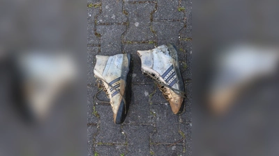 Anhand der Turnschuhe hofft die Kripo, die Identität des Verstorbenen ermitteln zu können. (Foto: Polizei)