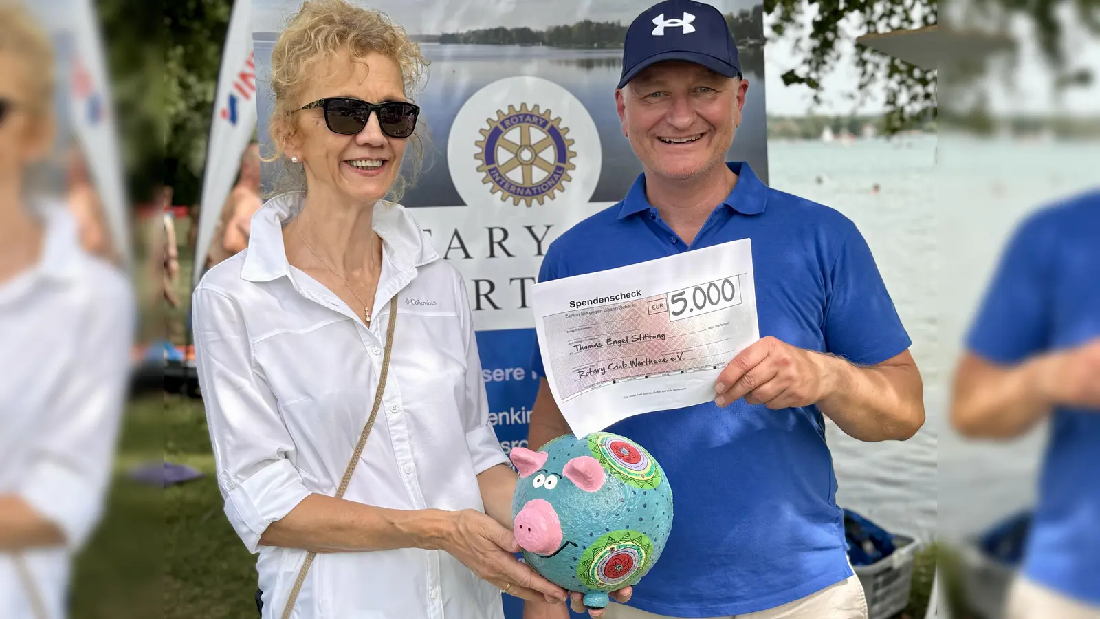 Stephan Coester, Leiter des Arbeitskreises Eswatini beim Rotary Club Wörthsee, übergibt einen Spendenscheck über 5.000 Euro an Ingrid Britz-Averkamp, Beiratsvorsitzende der Thomas Engel-Stiftung. Beide kommen aus Herrsching am Ammersee.  (Foto: Maren Martell)