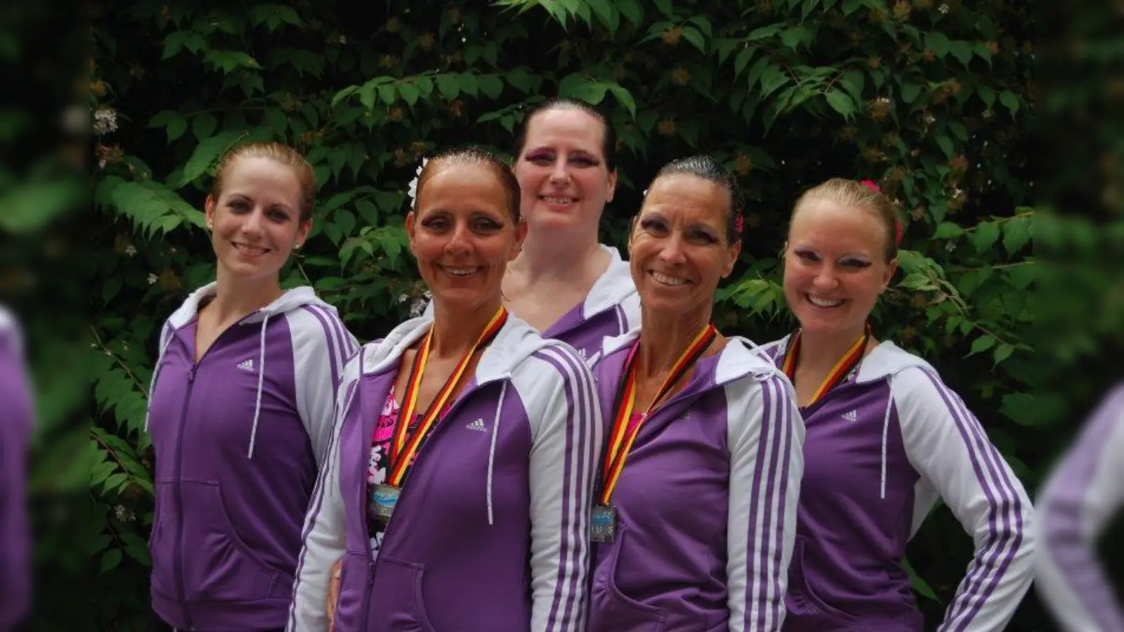 Die Mannschaft des TSV Eintracht Karlsfeld bei den Deutschen Meisterschaften der Masters im Synchronschwimmen. (Foto: pi)